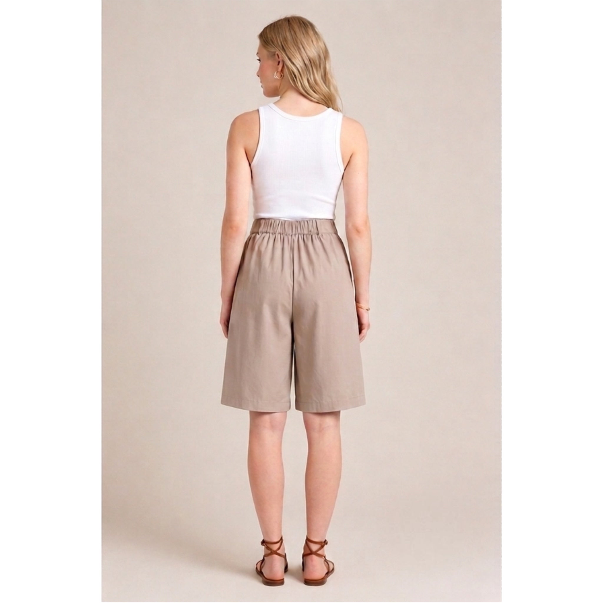 Tailored beige Bermuda shorts