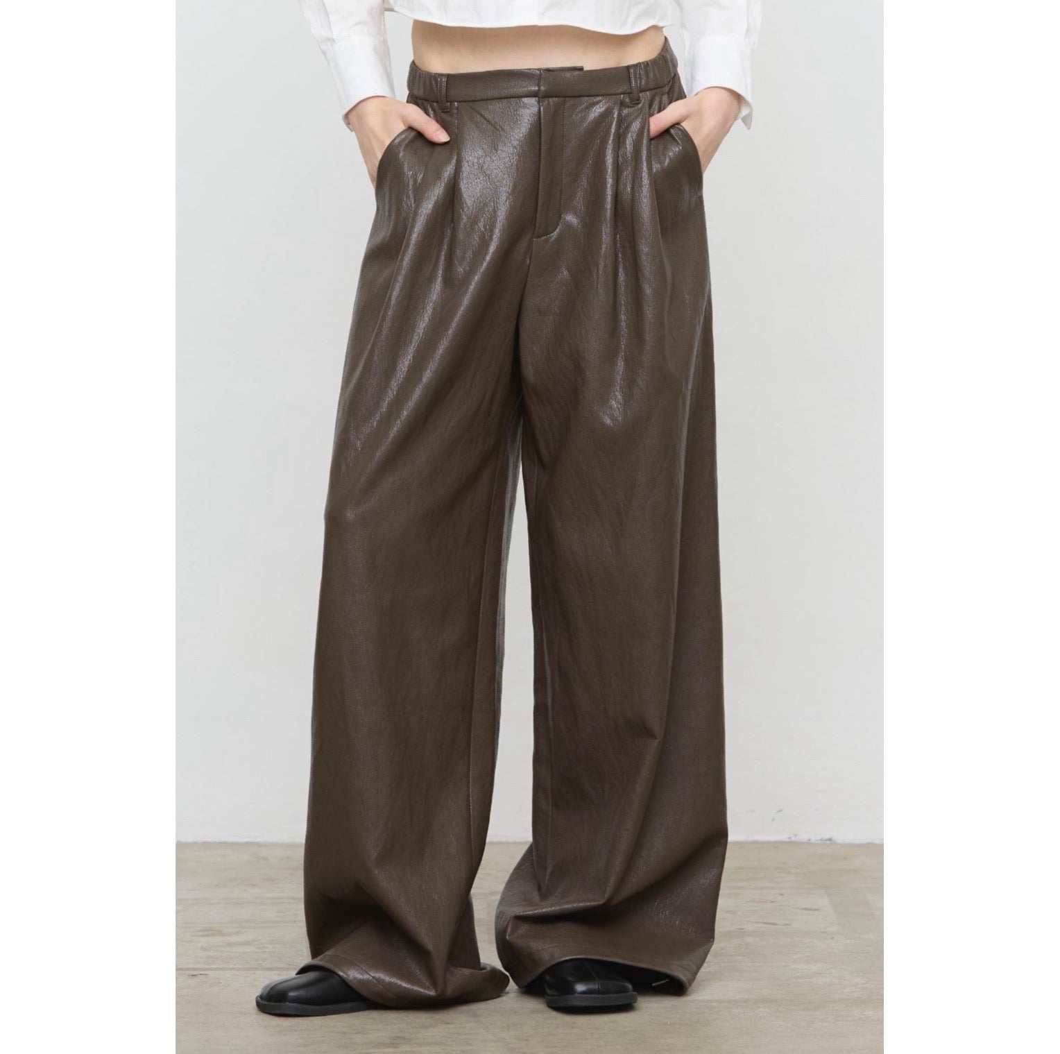 Pantaloni a gamba larga in similpelle marrone