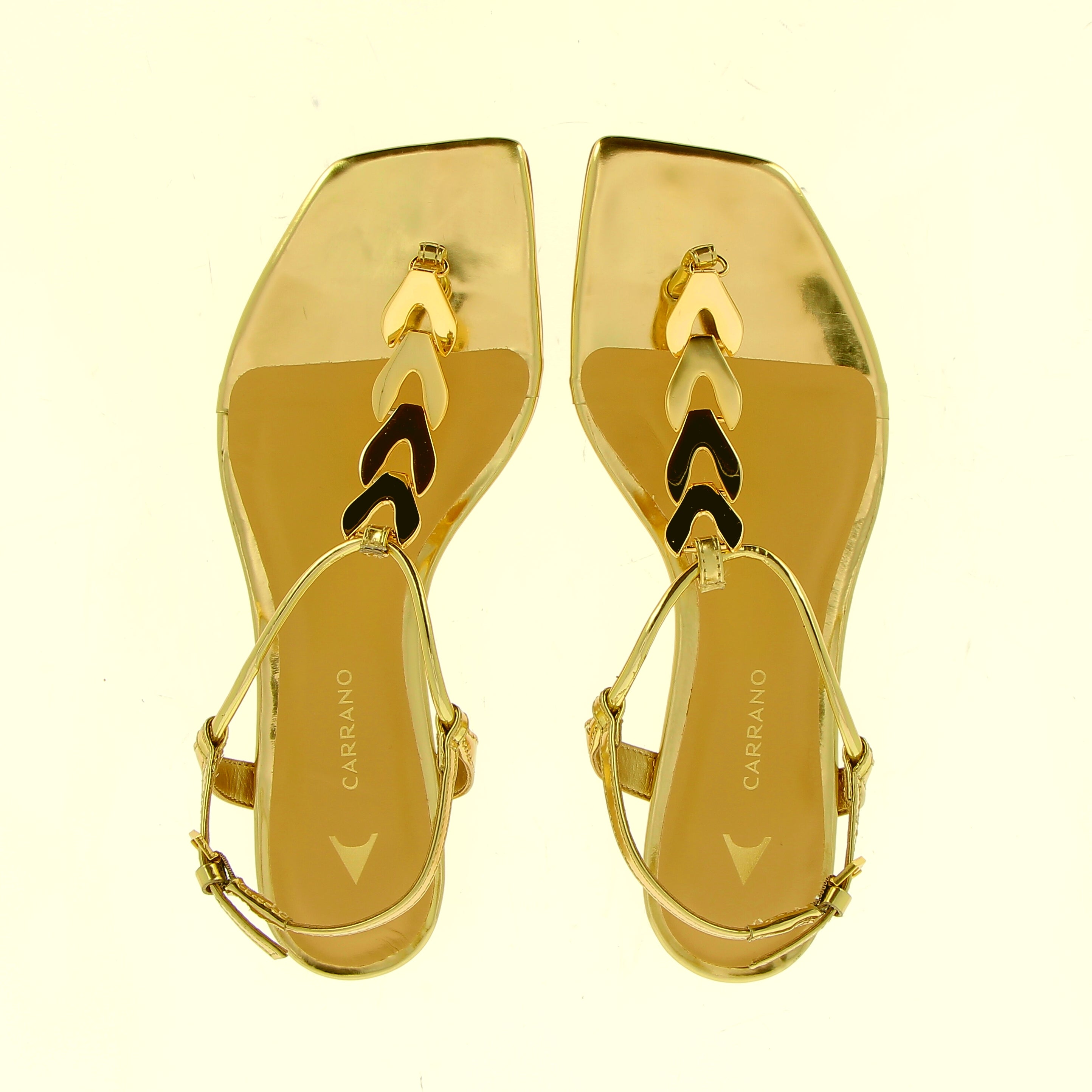 Flat sandal with gold chain