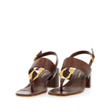 Sandalo in pelle marrone con accessorio