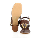 Sandalo in pelle marrone con accessorio