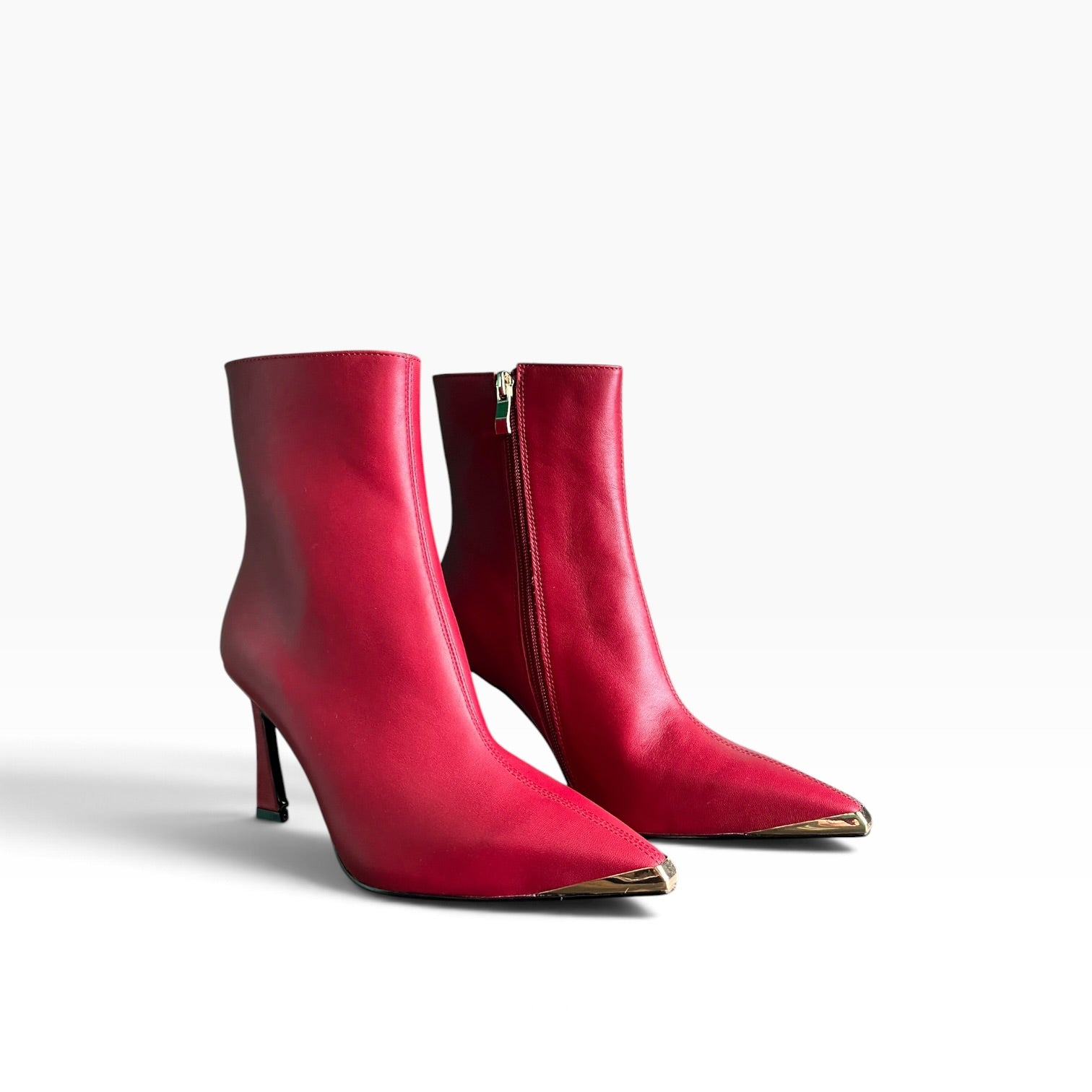 Stivaletto rosso con puntale oro