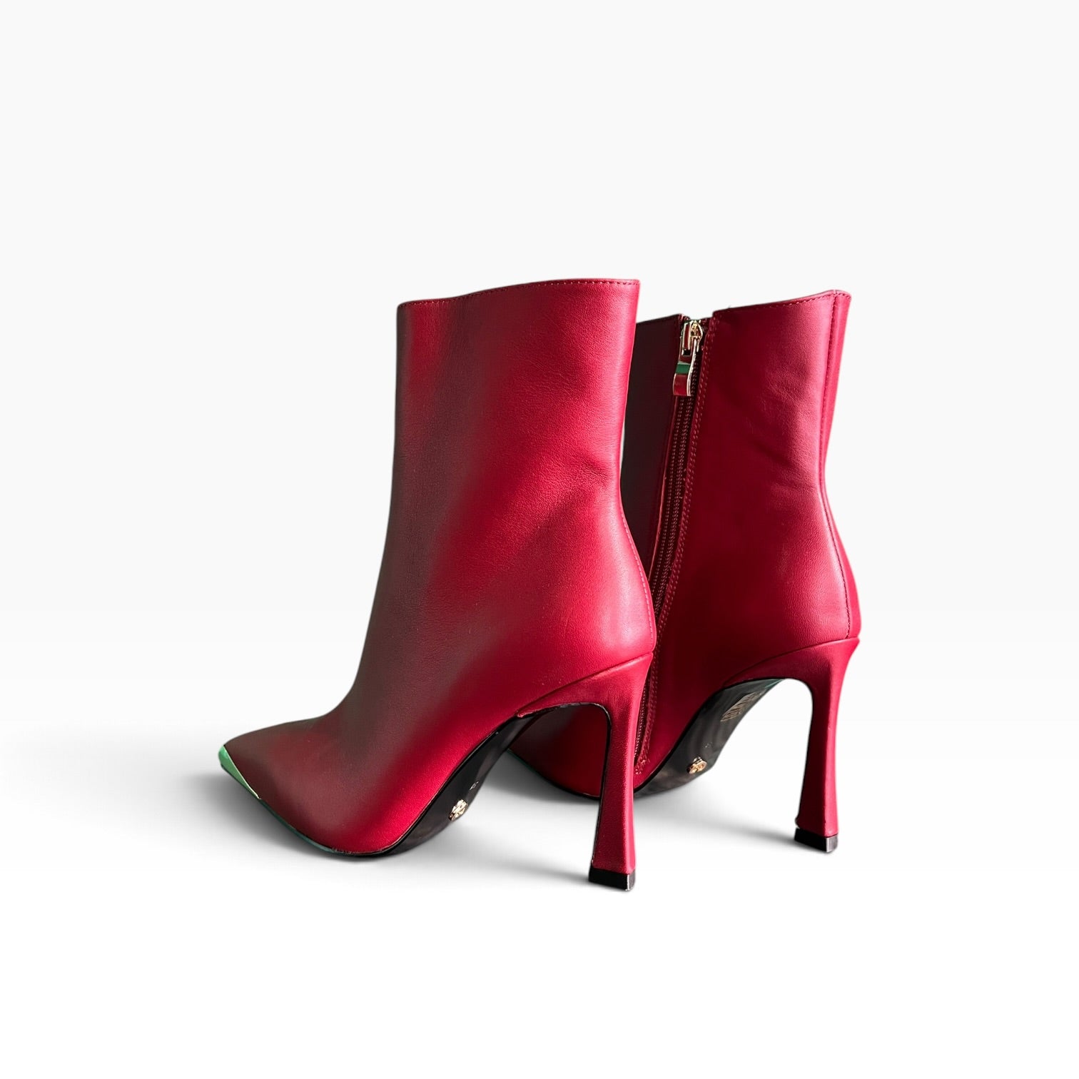 Stivaletto rosso con puntale oro