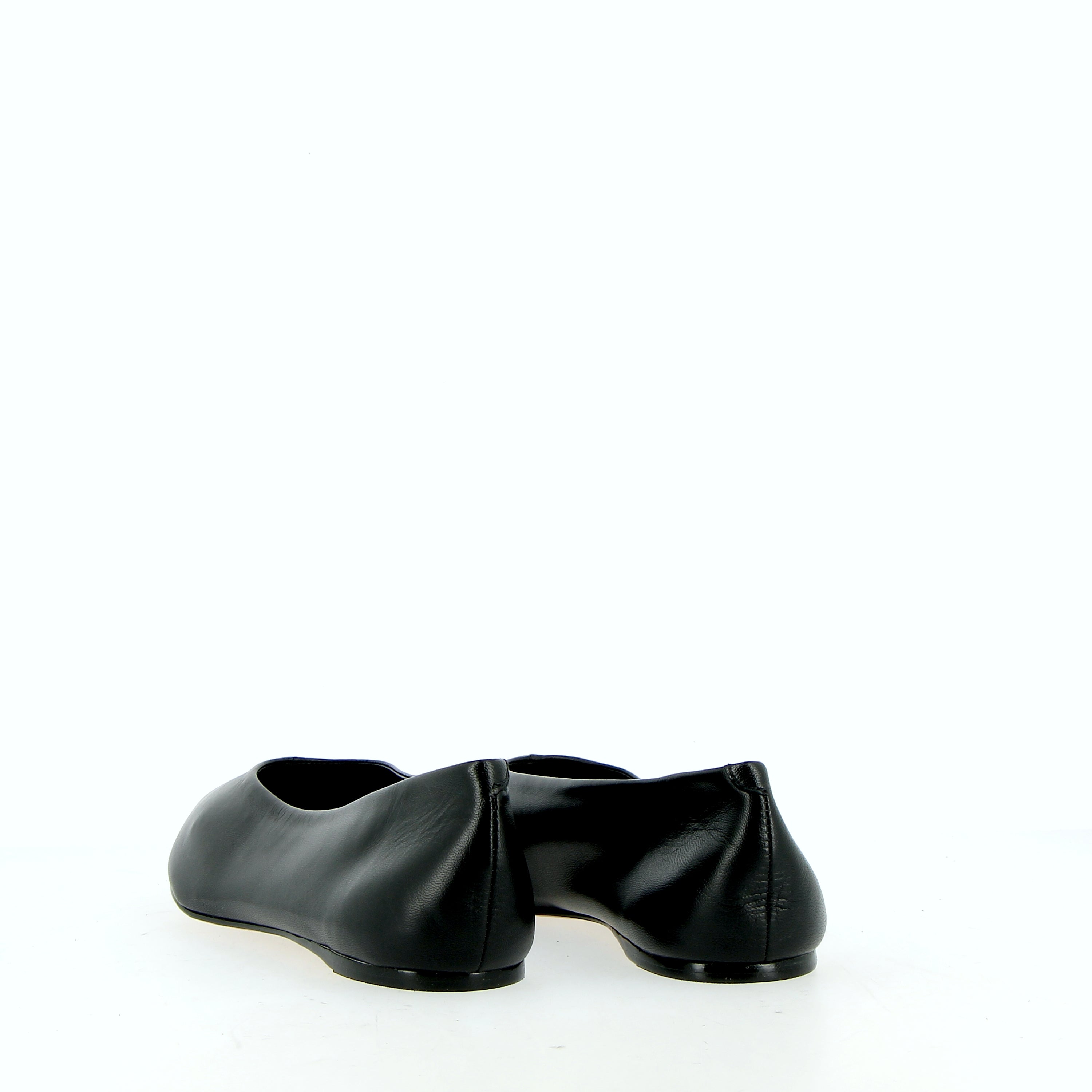 Ballerina nera in pelle a punta