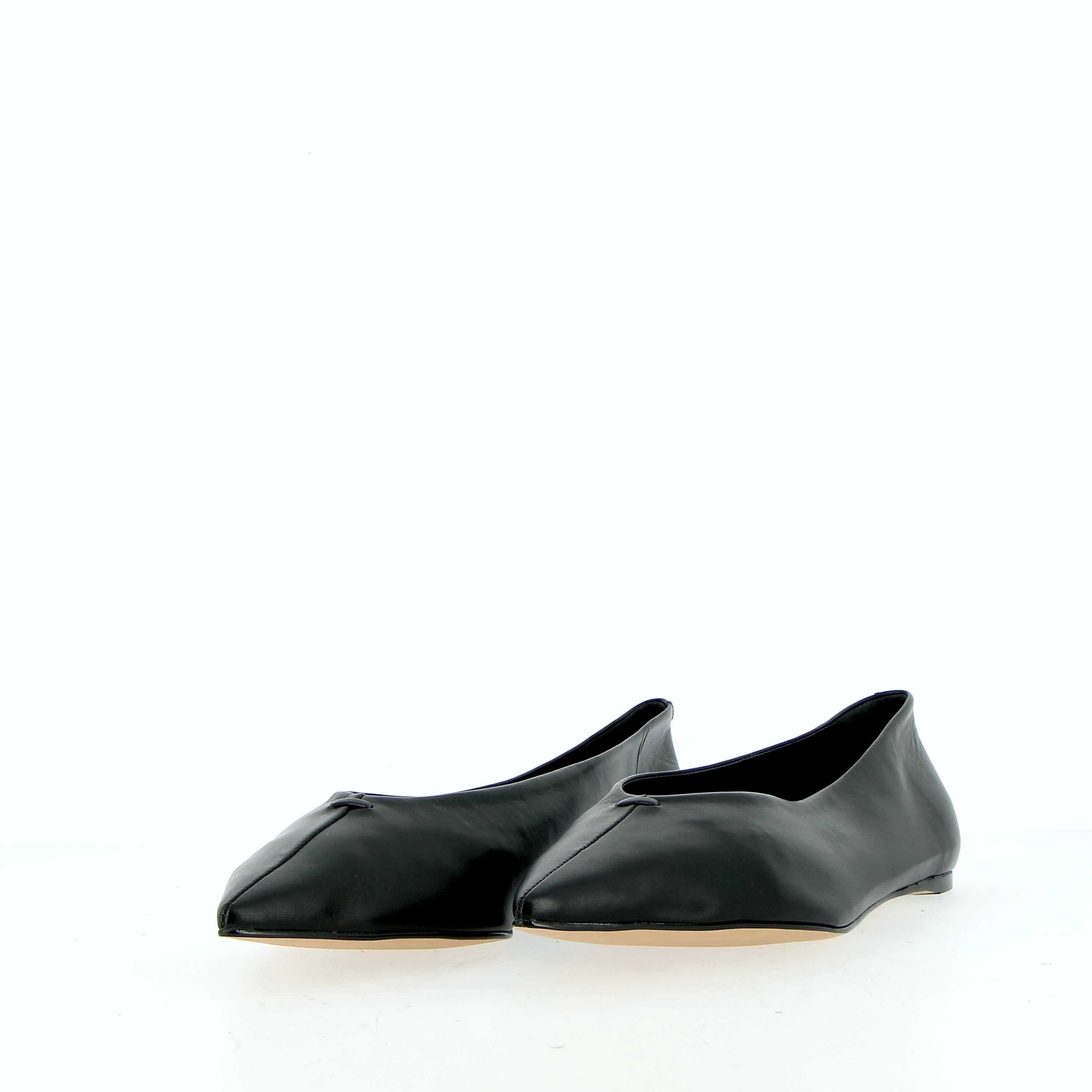 Ballerina nera in pelle a punta