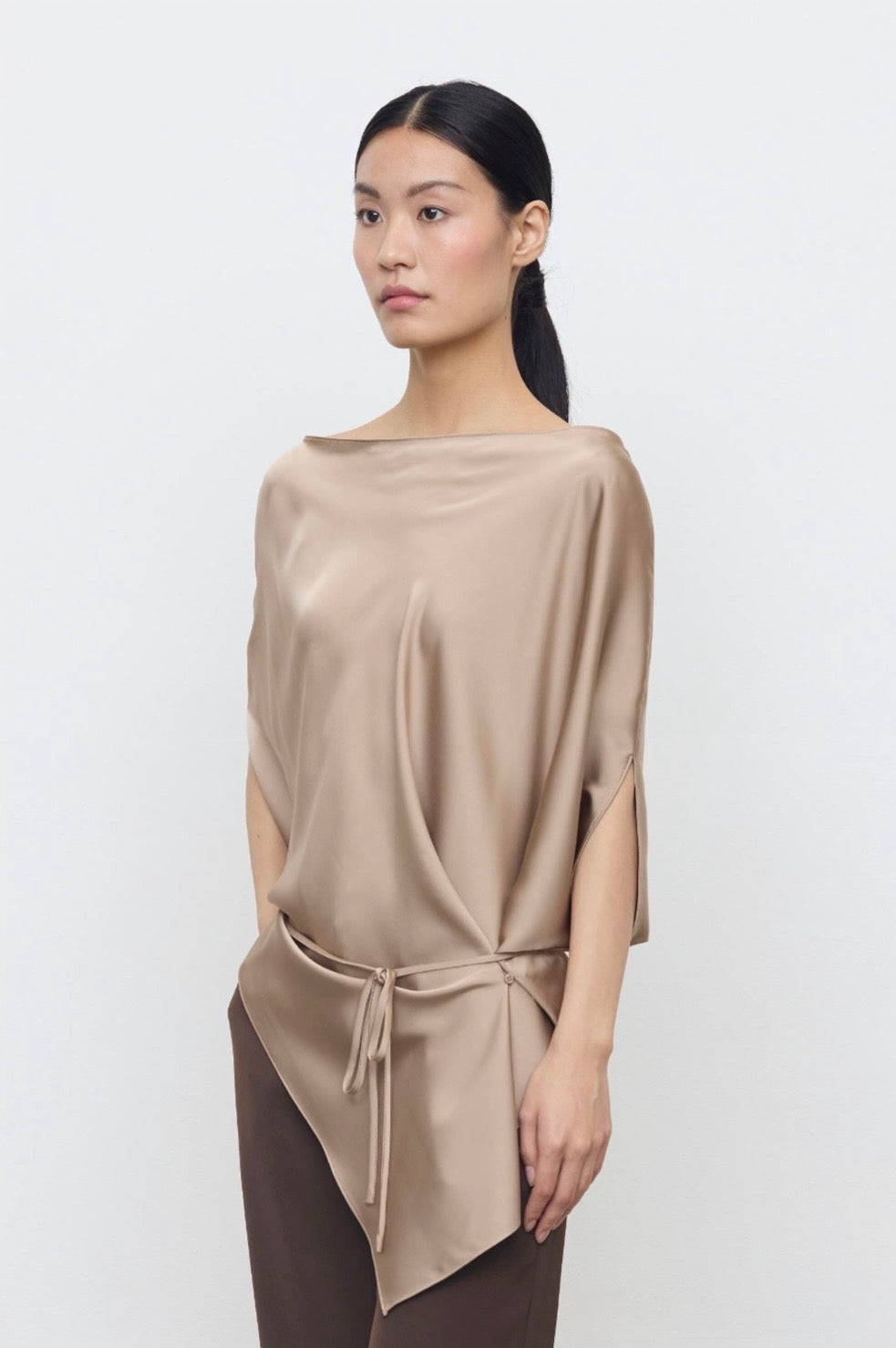 Top asimmetrico beige
