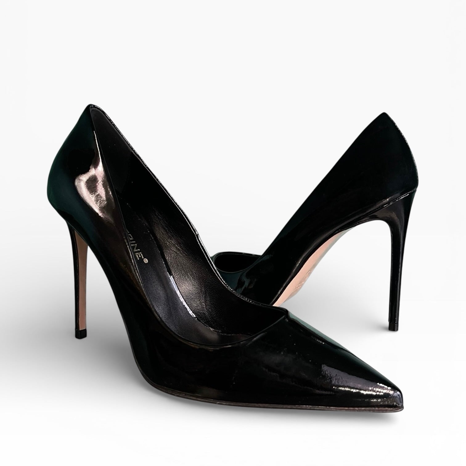 Décolleté a punta in pelle nera lucida tacco 10
