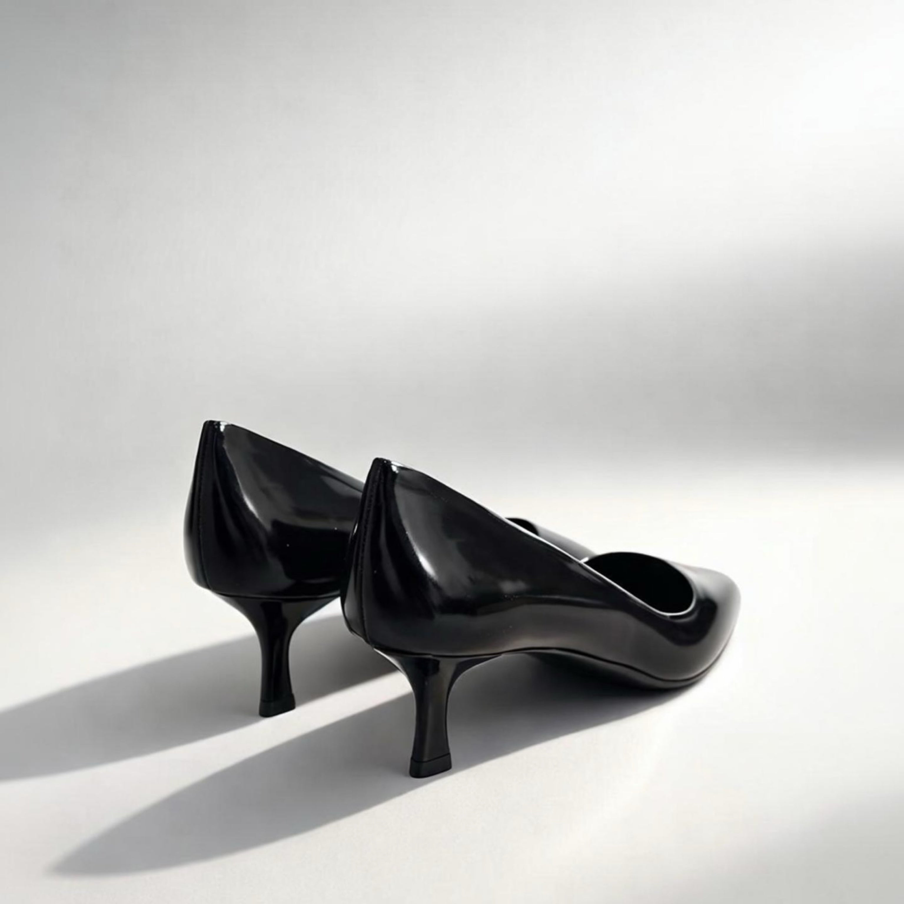 Décolleté a punta in pelle nera lucida tacco medio