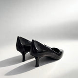 Décolleté a punta in pelle nera lucida tacco medio