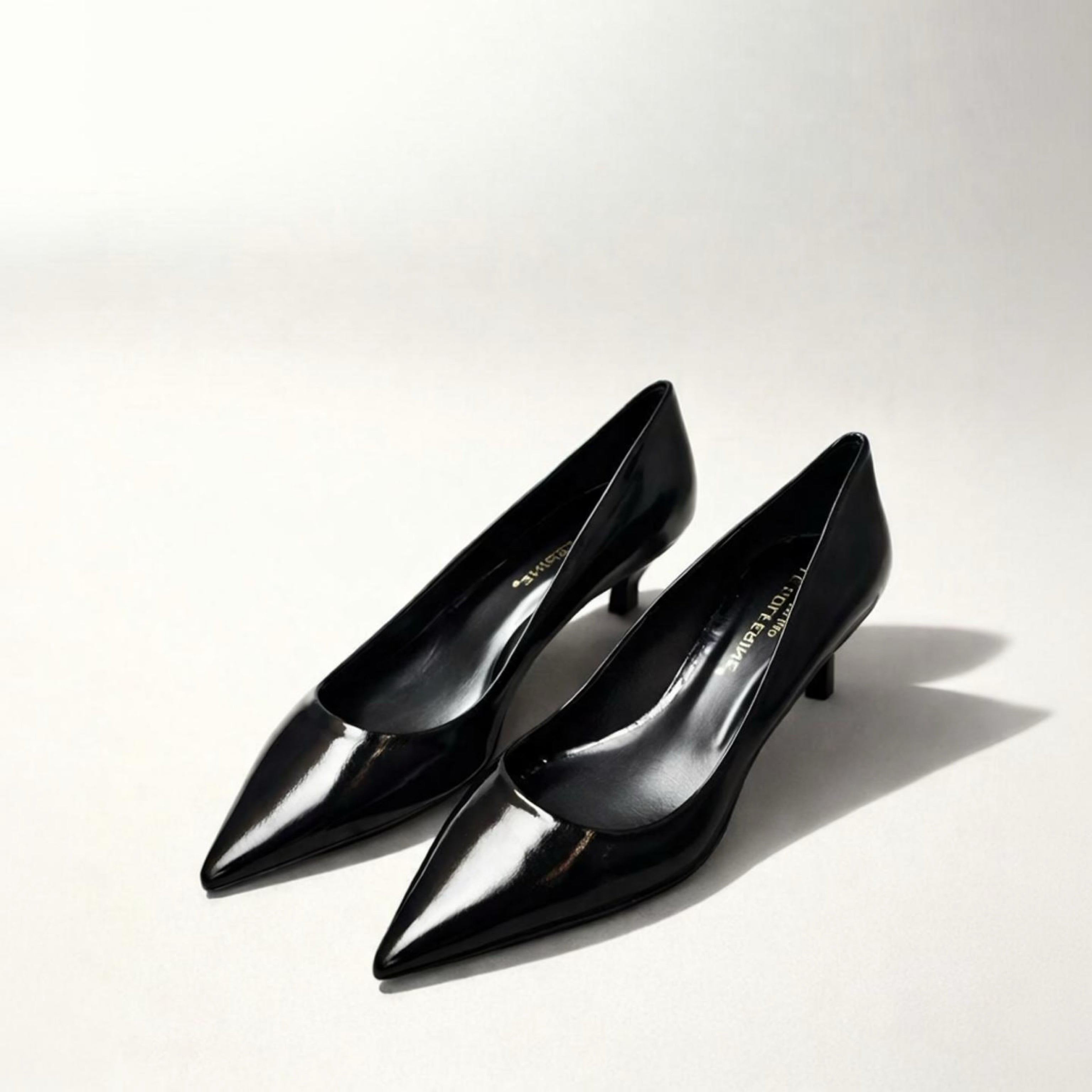 Décolleté a punta in pelle nera lucida tacco medio