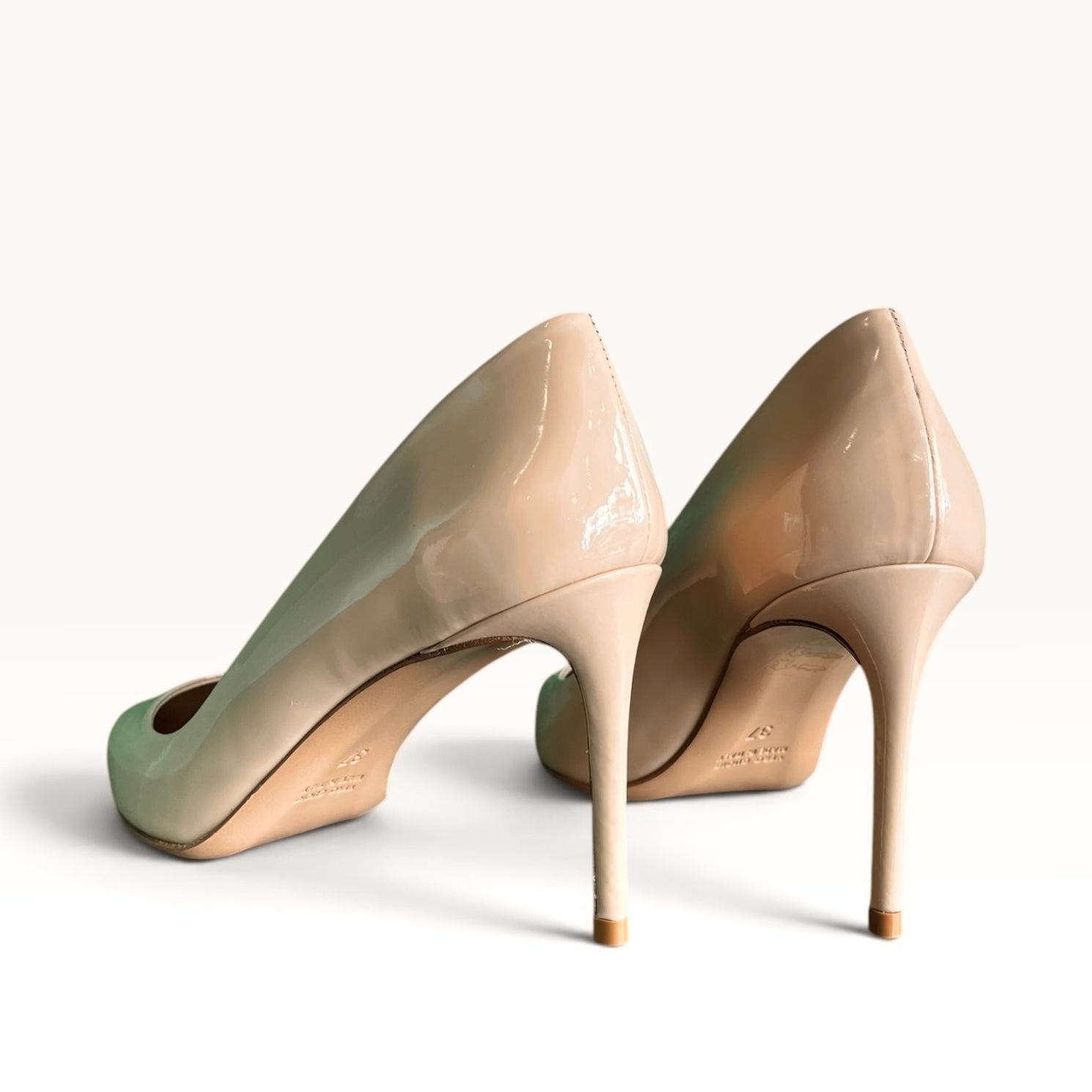 Pointed pumps in shiny nude leather, heel 85