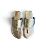 Sandalo infradito con fascia in pelle laminata platino flat
