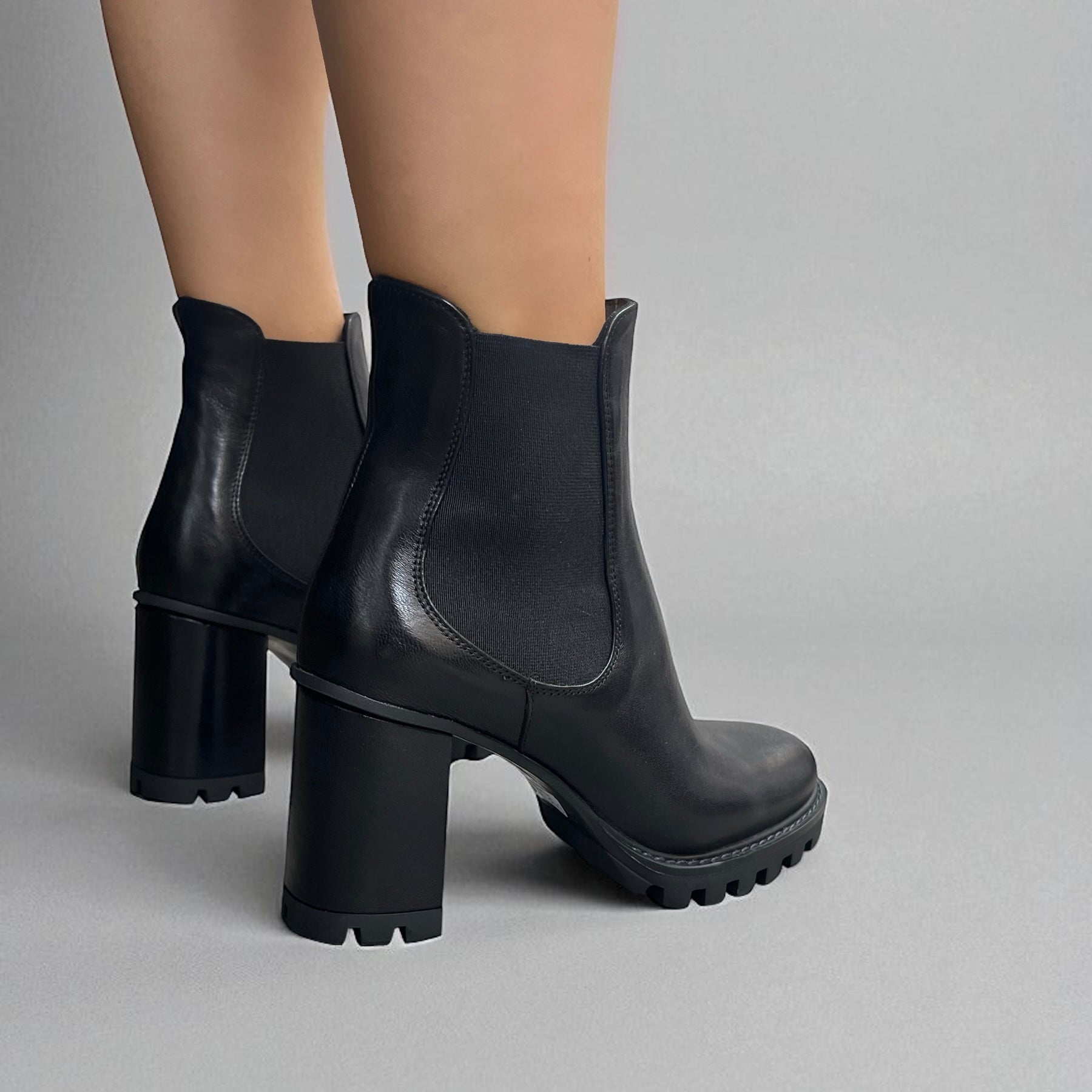 Chelsea boot in pelle nera con tacco