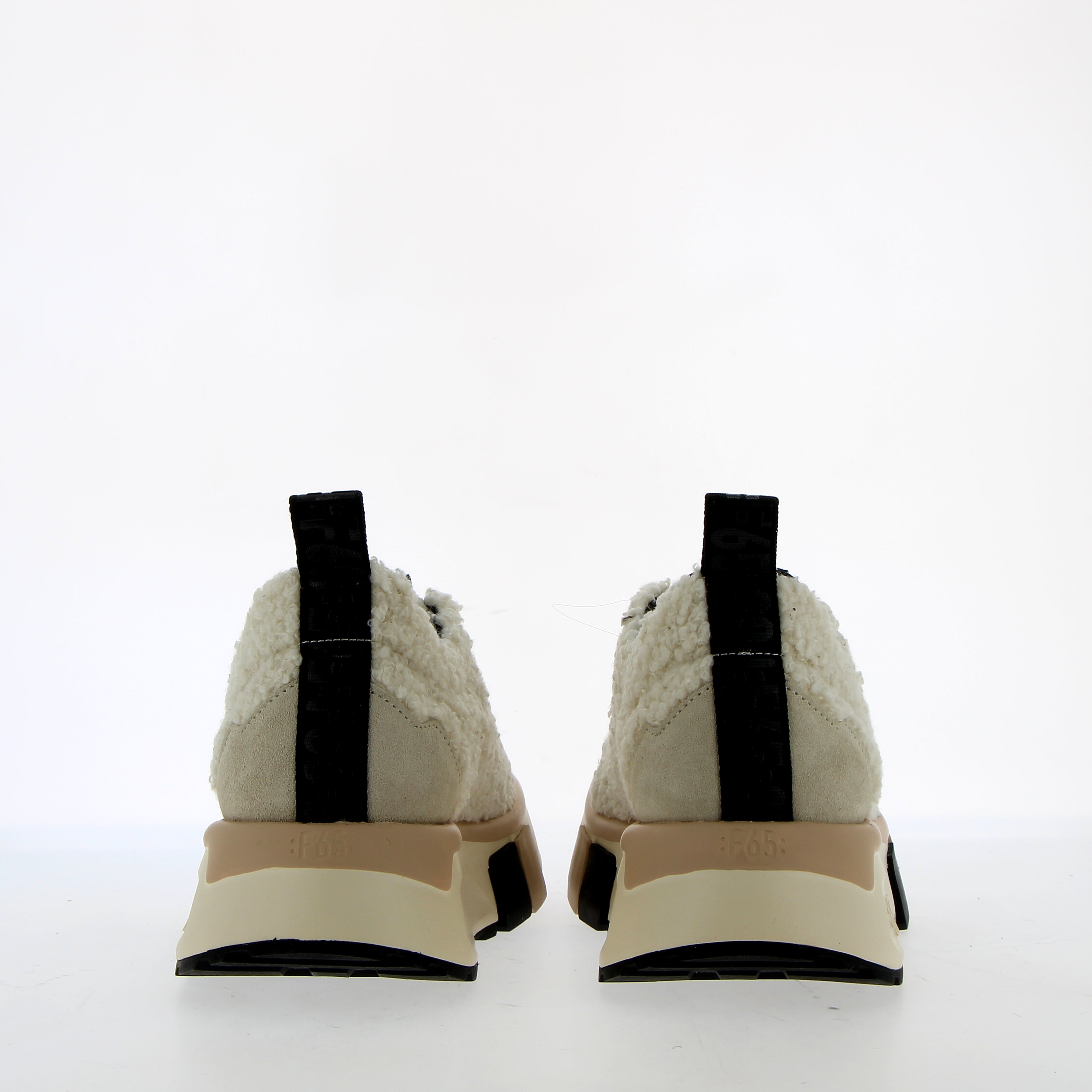 Sneaker in pelo bianco con suola superflex