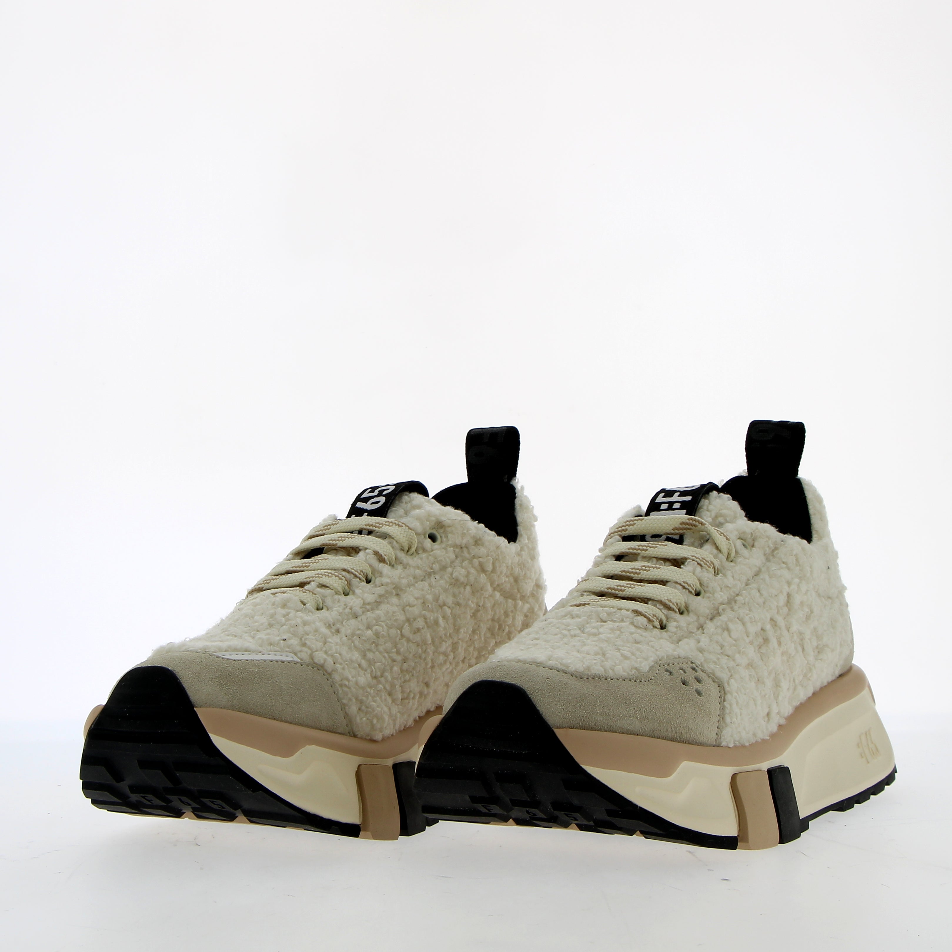Sneaker in pelo bianco con suola superflex