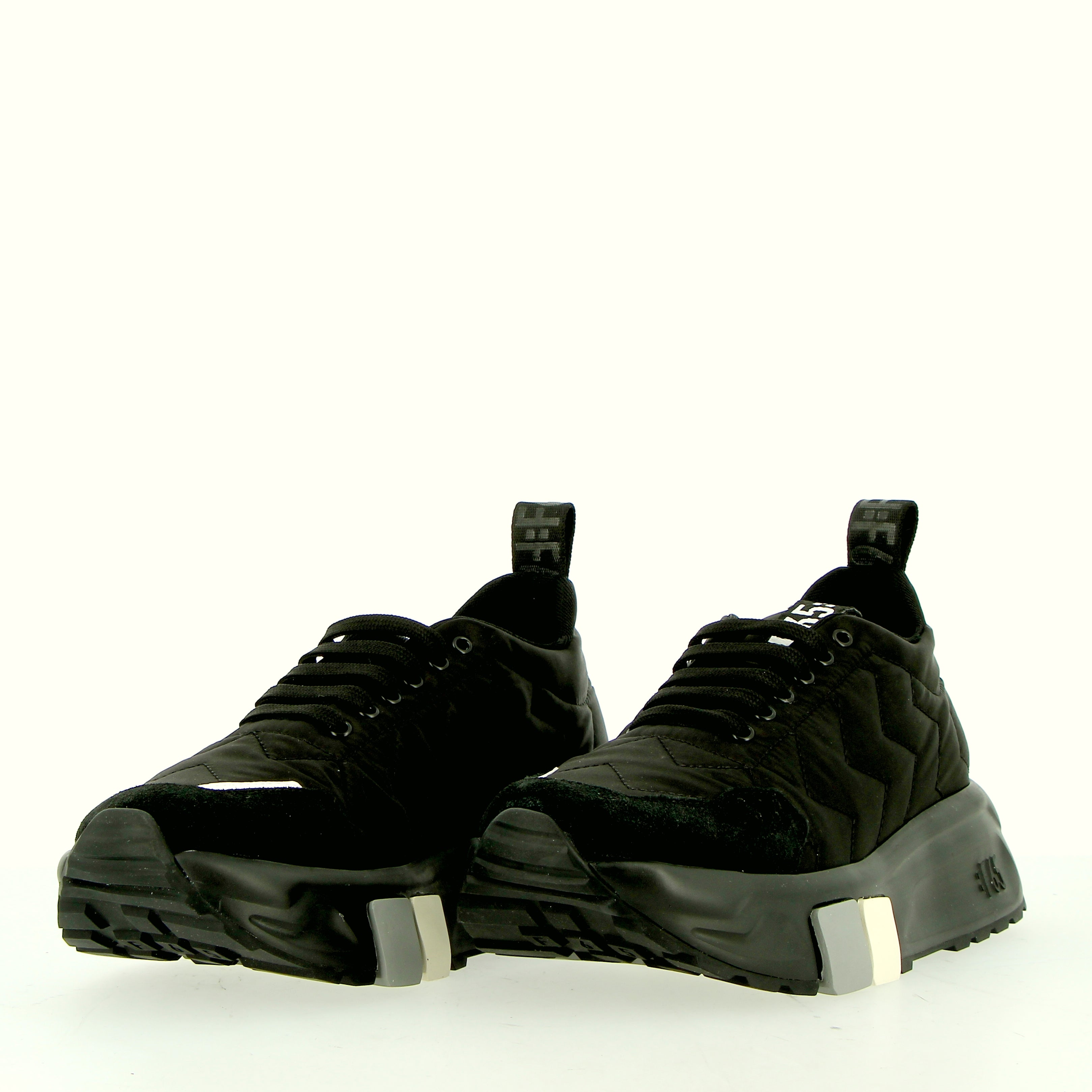 Sneaker in piumino nero suola superflex