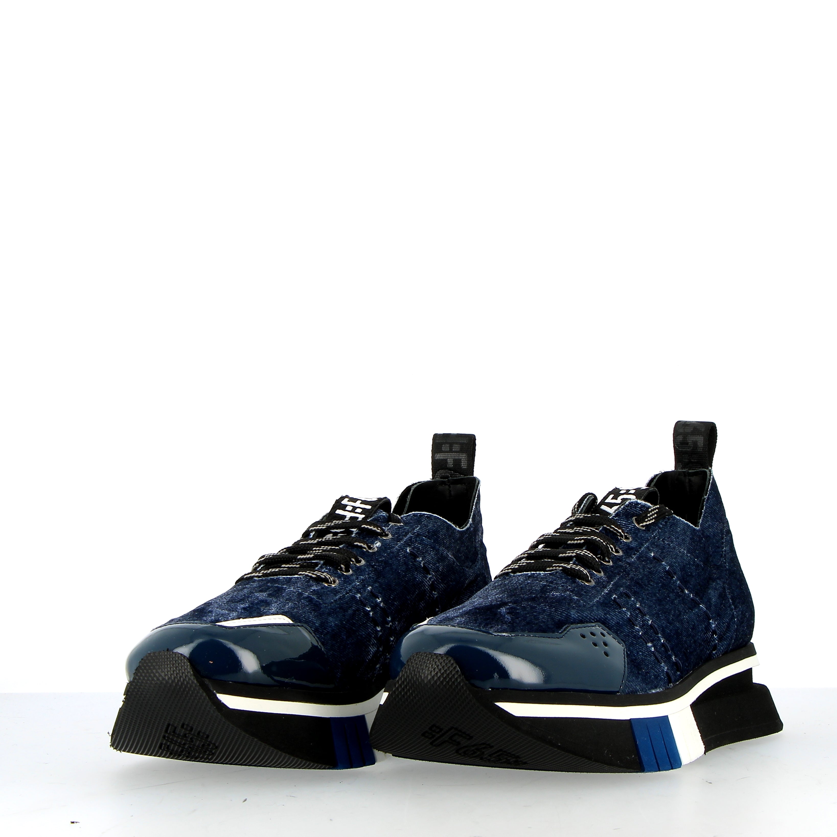 Sneaker in iridescent blue fabric