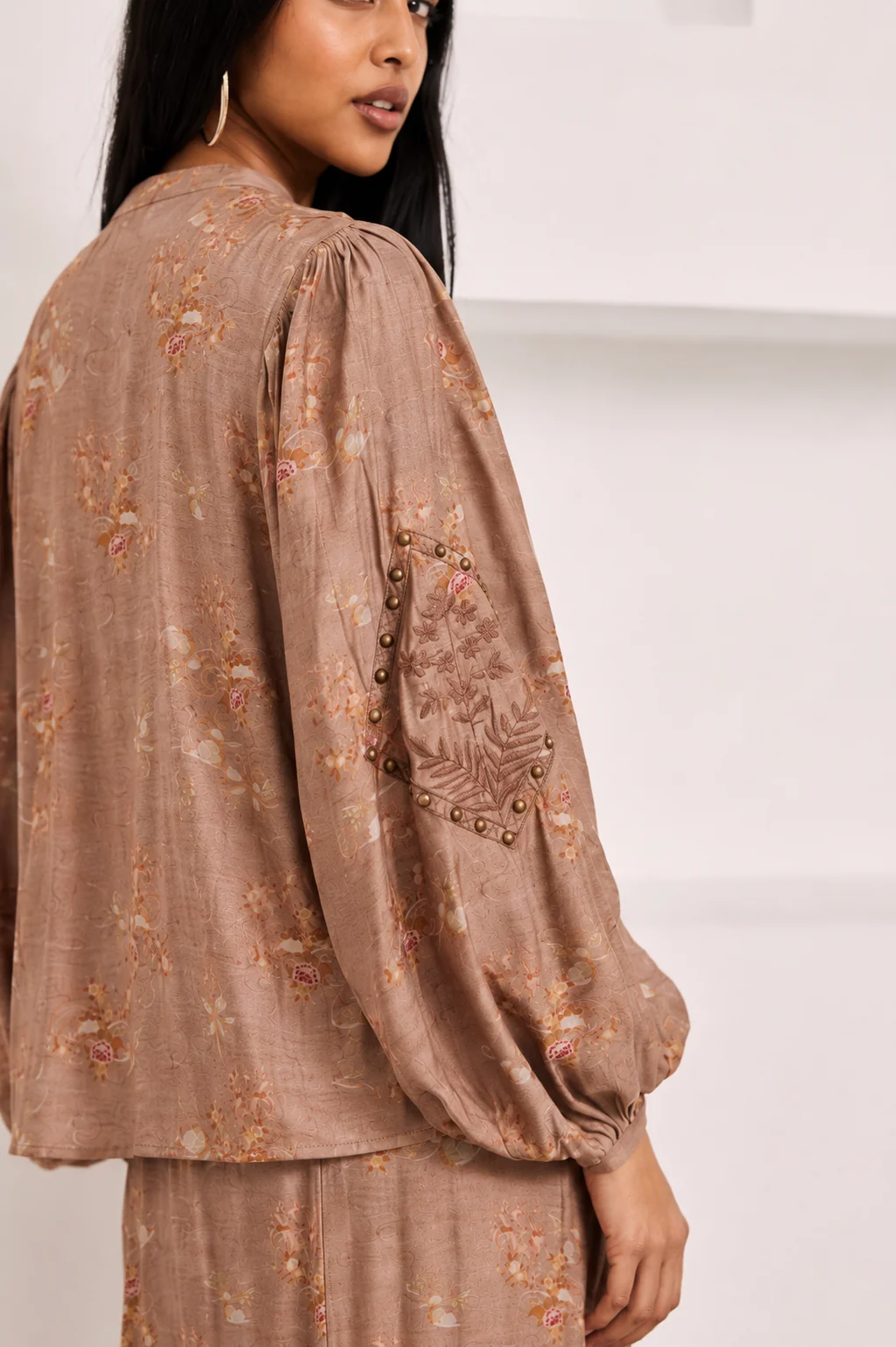 Blouse with mandarin collar and floral print