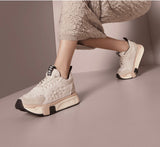 Sneaker in pelo bianco con suola superflex