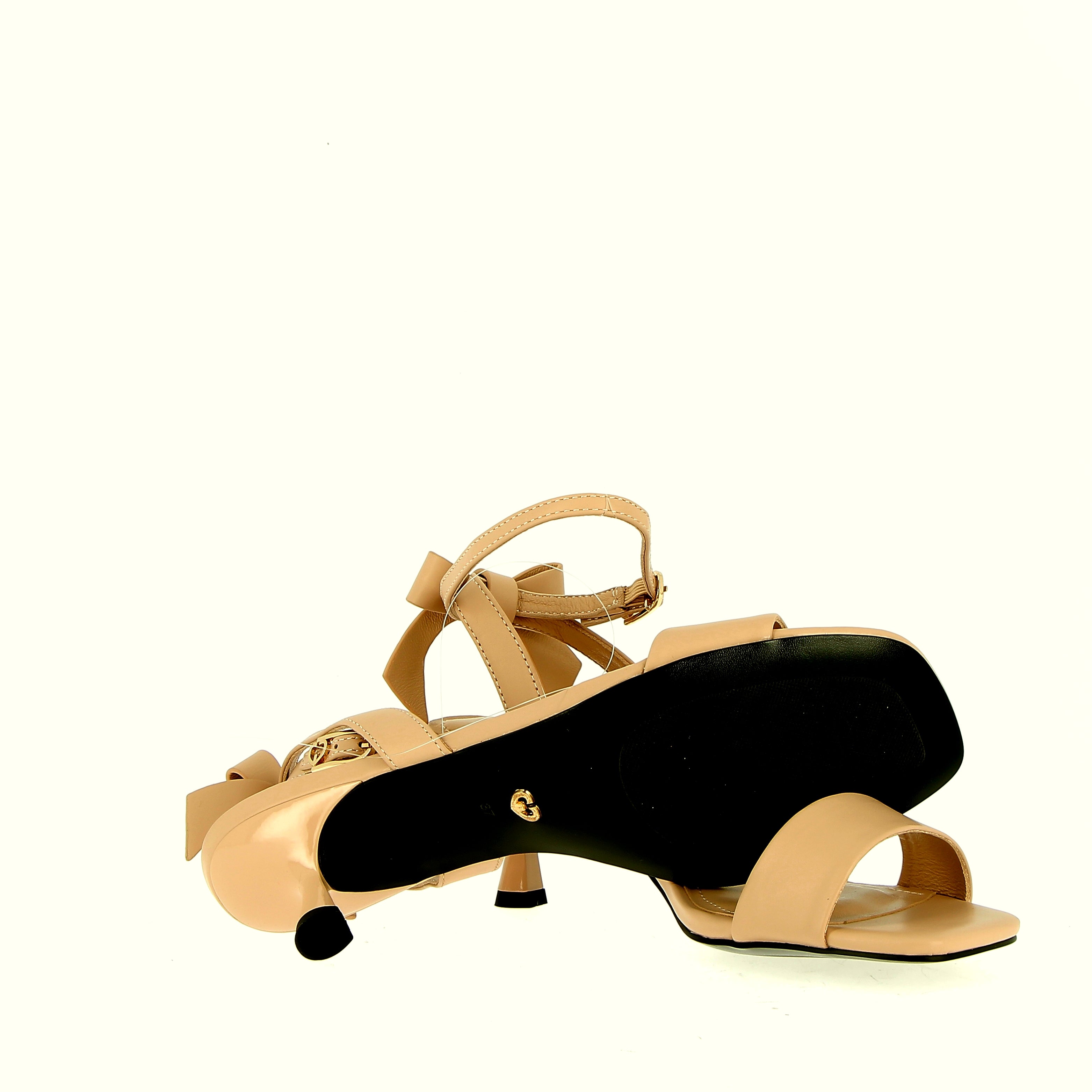 Sandalo in pelle cipria con cinturino