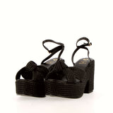 Sandalo nero in raffia con plateau