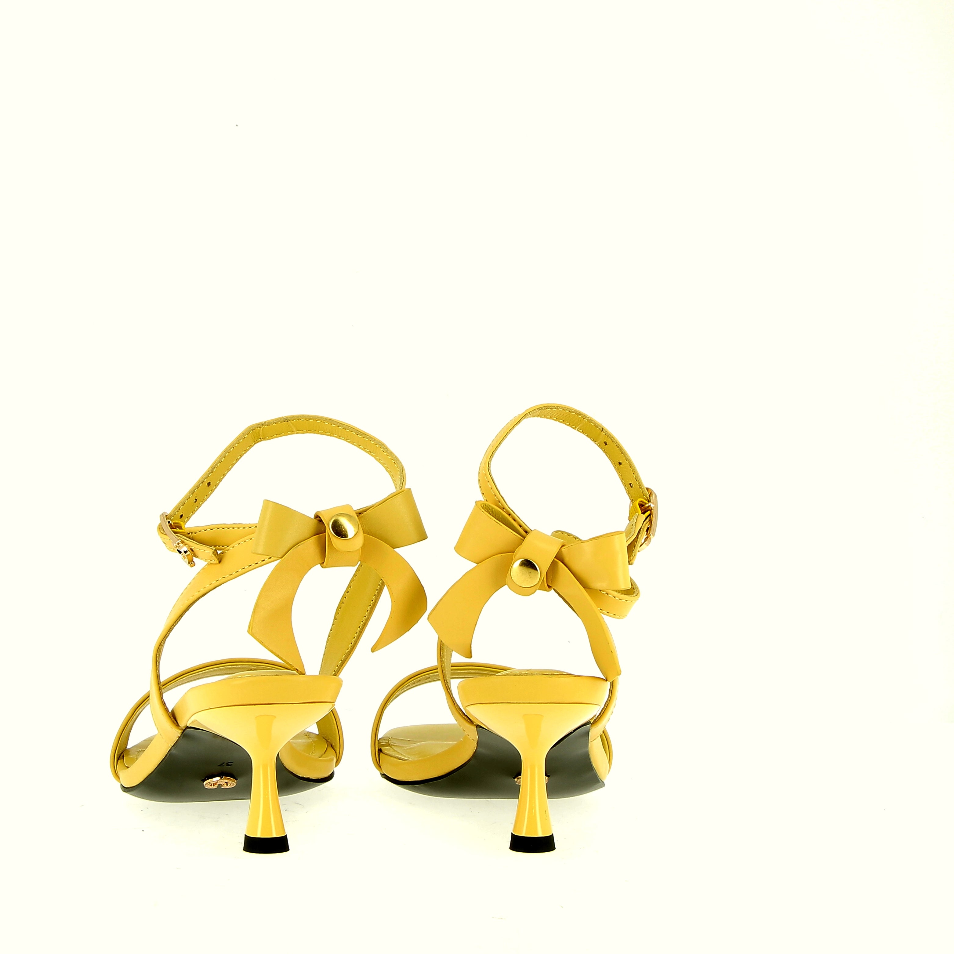 Sandalo in pelle senape con cinturino