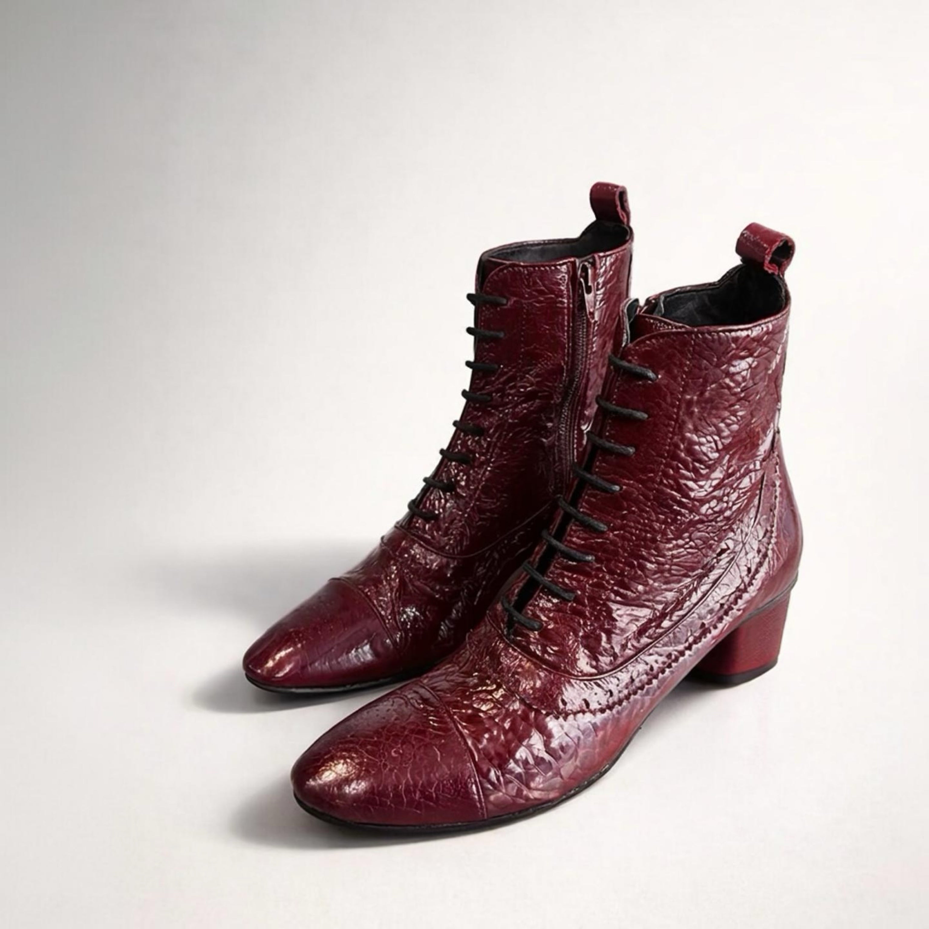 Stivaletto allacciato in morbida vernice borgogna