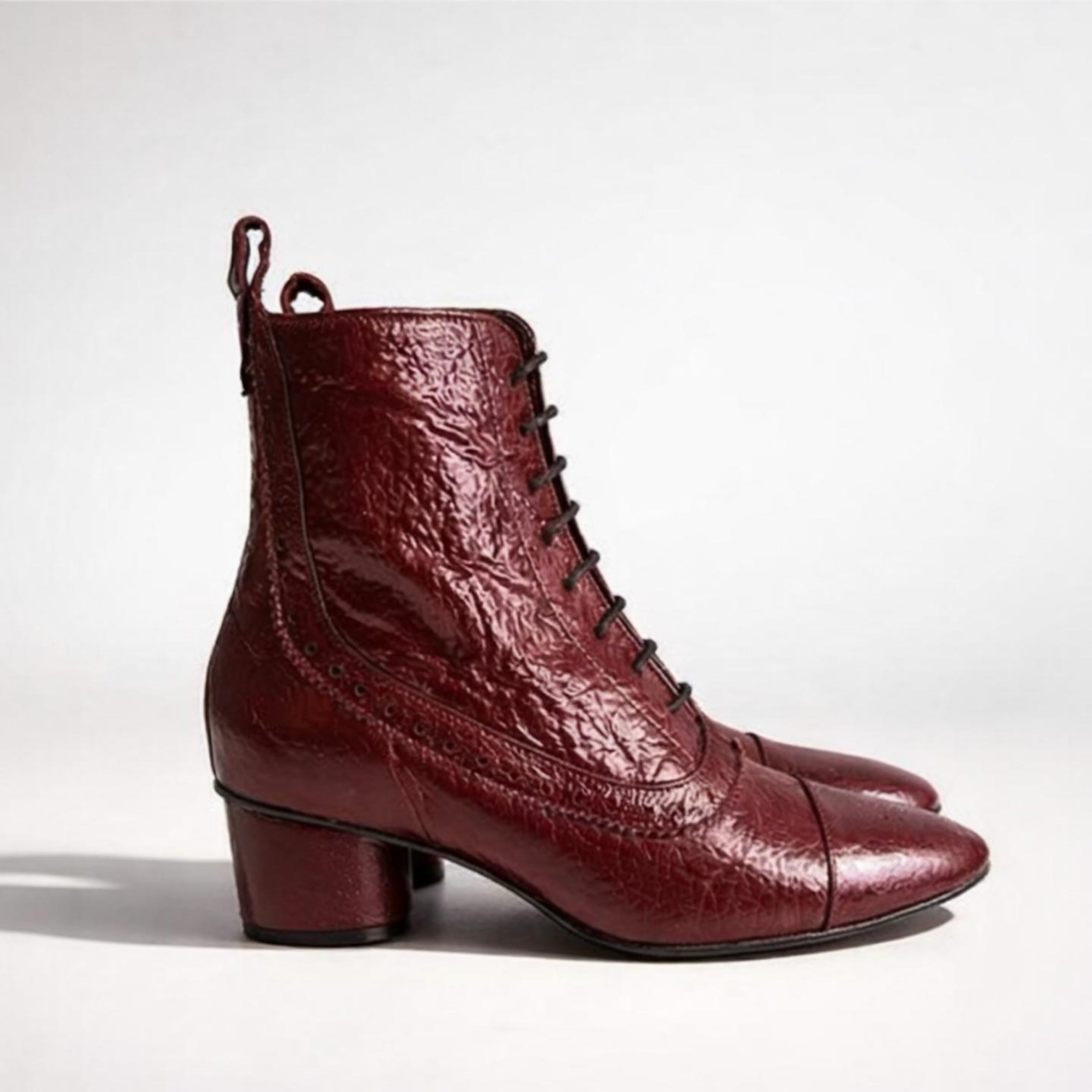 Stivaletto allacciato in morbida vernice borgogna