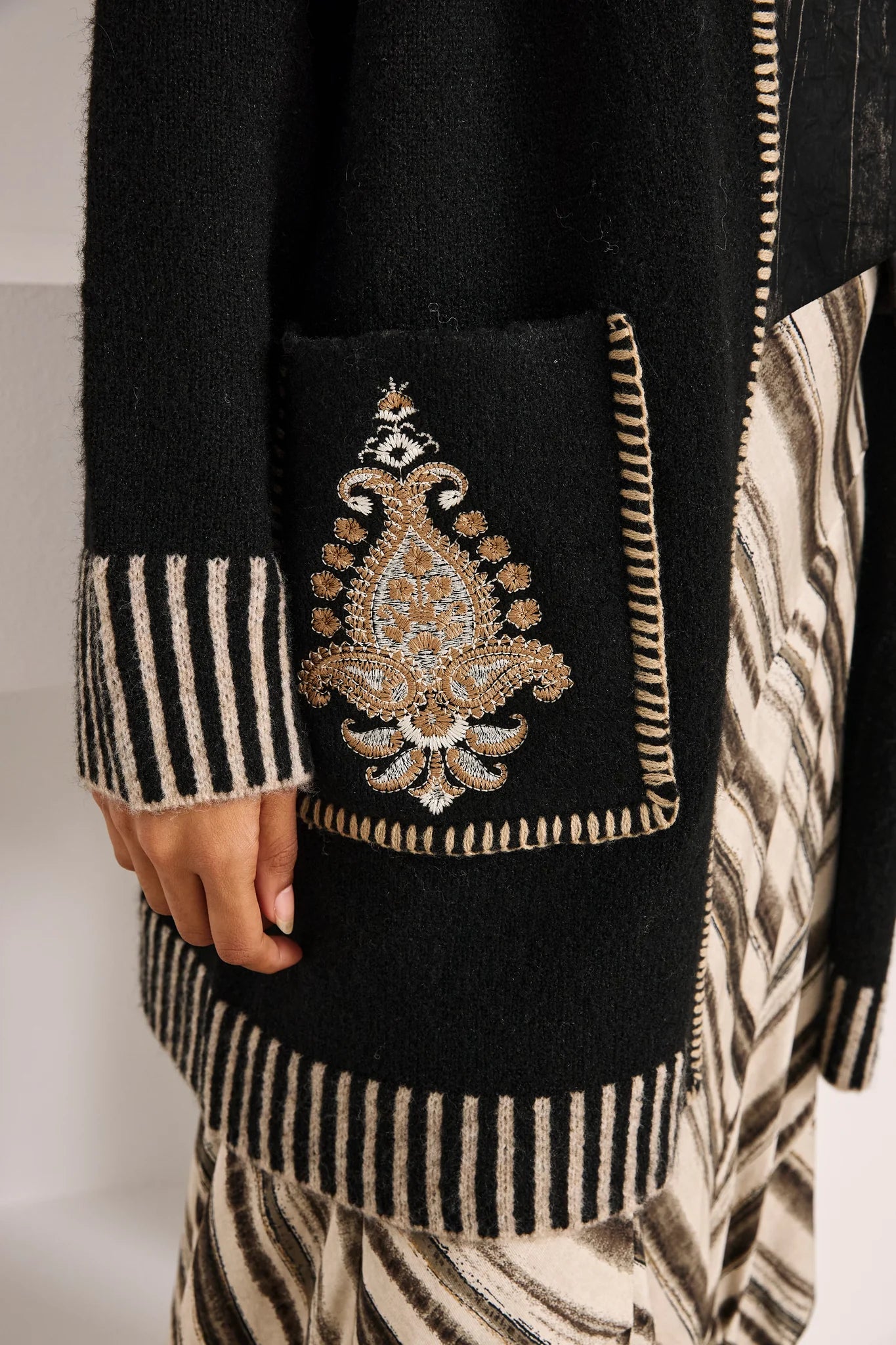 Cardigan nero con motivo paisley ricamato