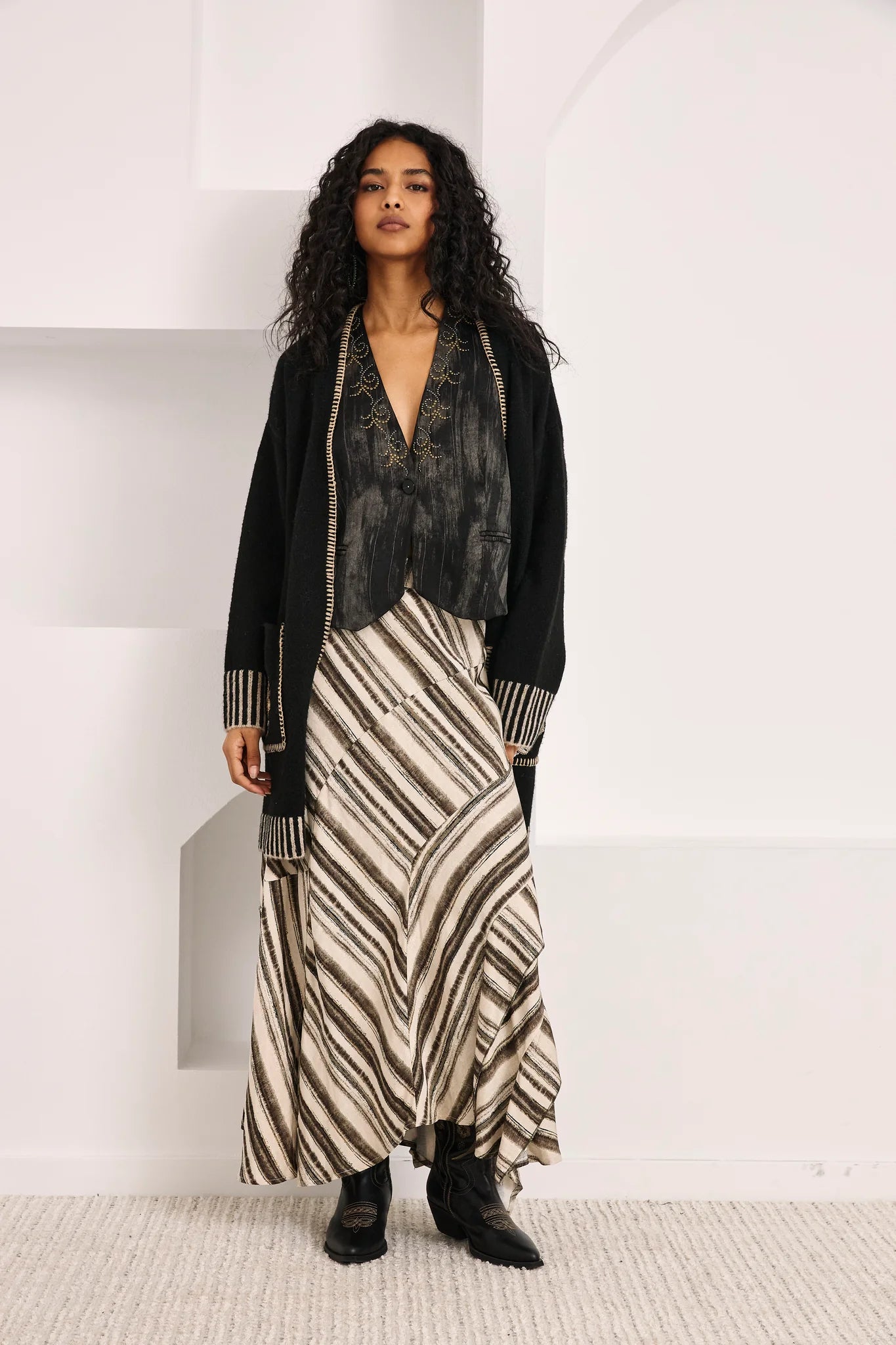 Cardigan nero con motivo paisley ricamato