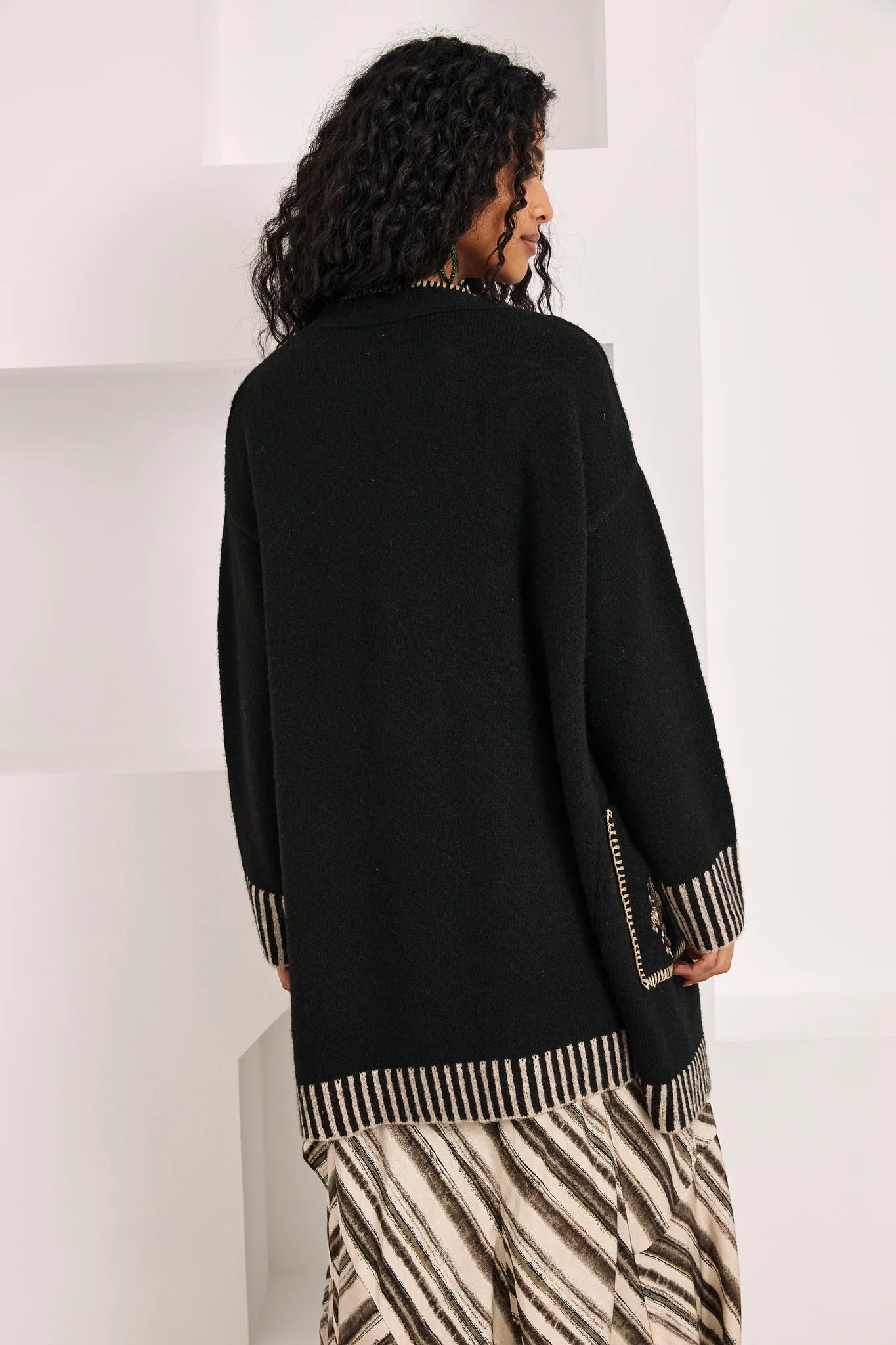 Cardigan nero con motivo paisley ricamato