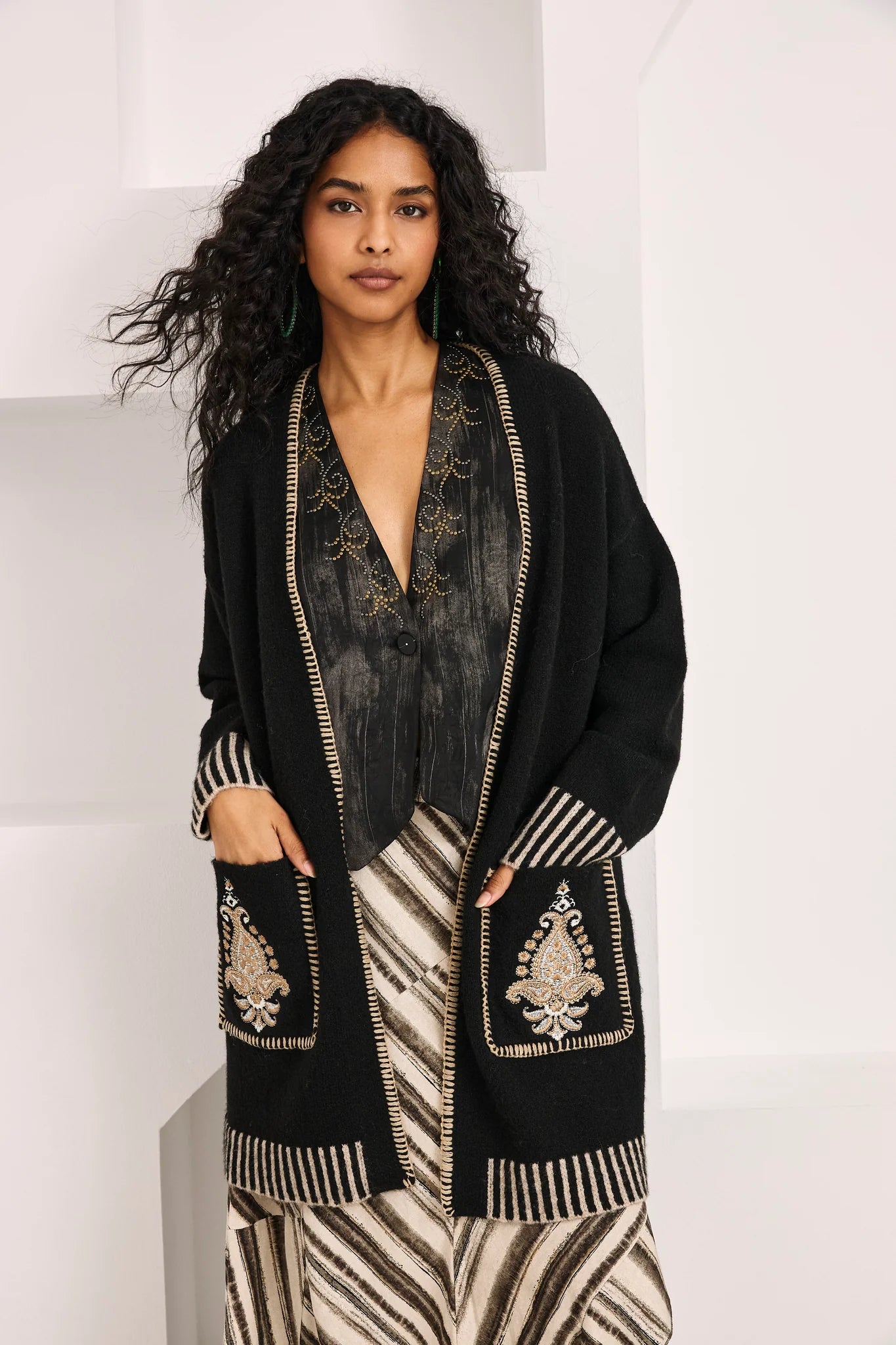 Cardigan nero con motivo paisley ricamato
