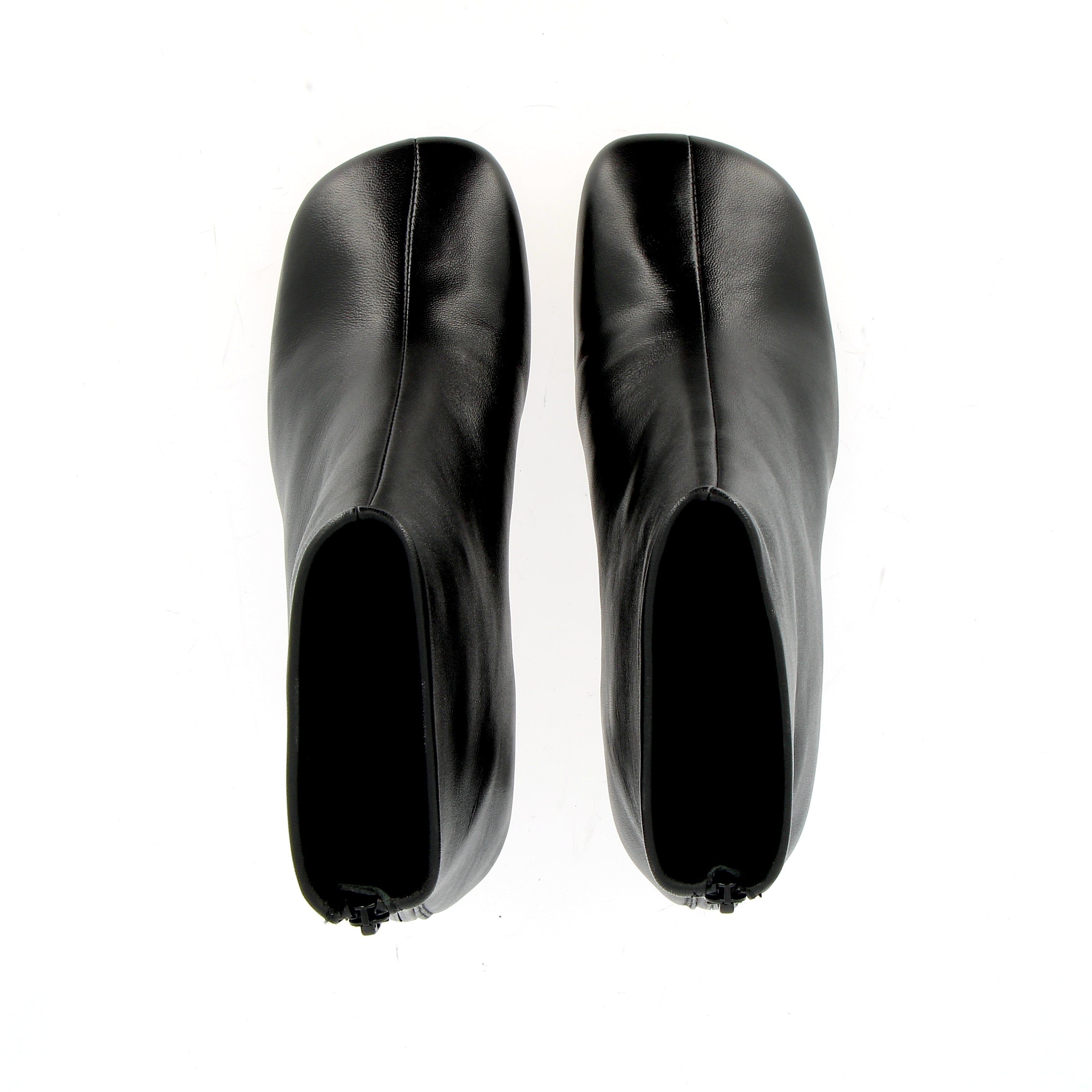 Stivaletto nero in pelle forma a piede