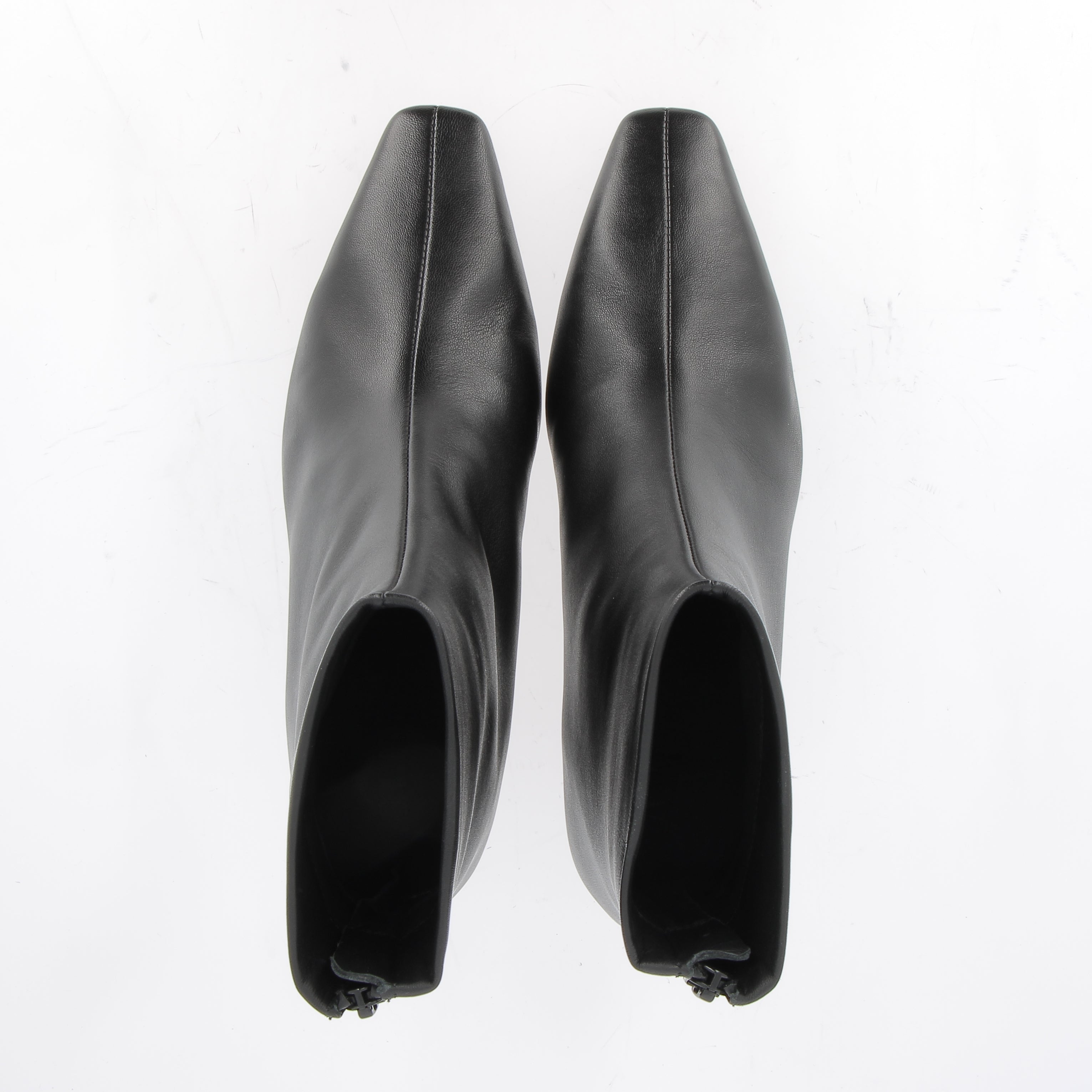 Zipped ankle boot in black leather