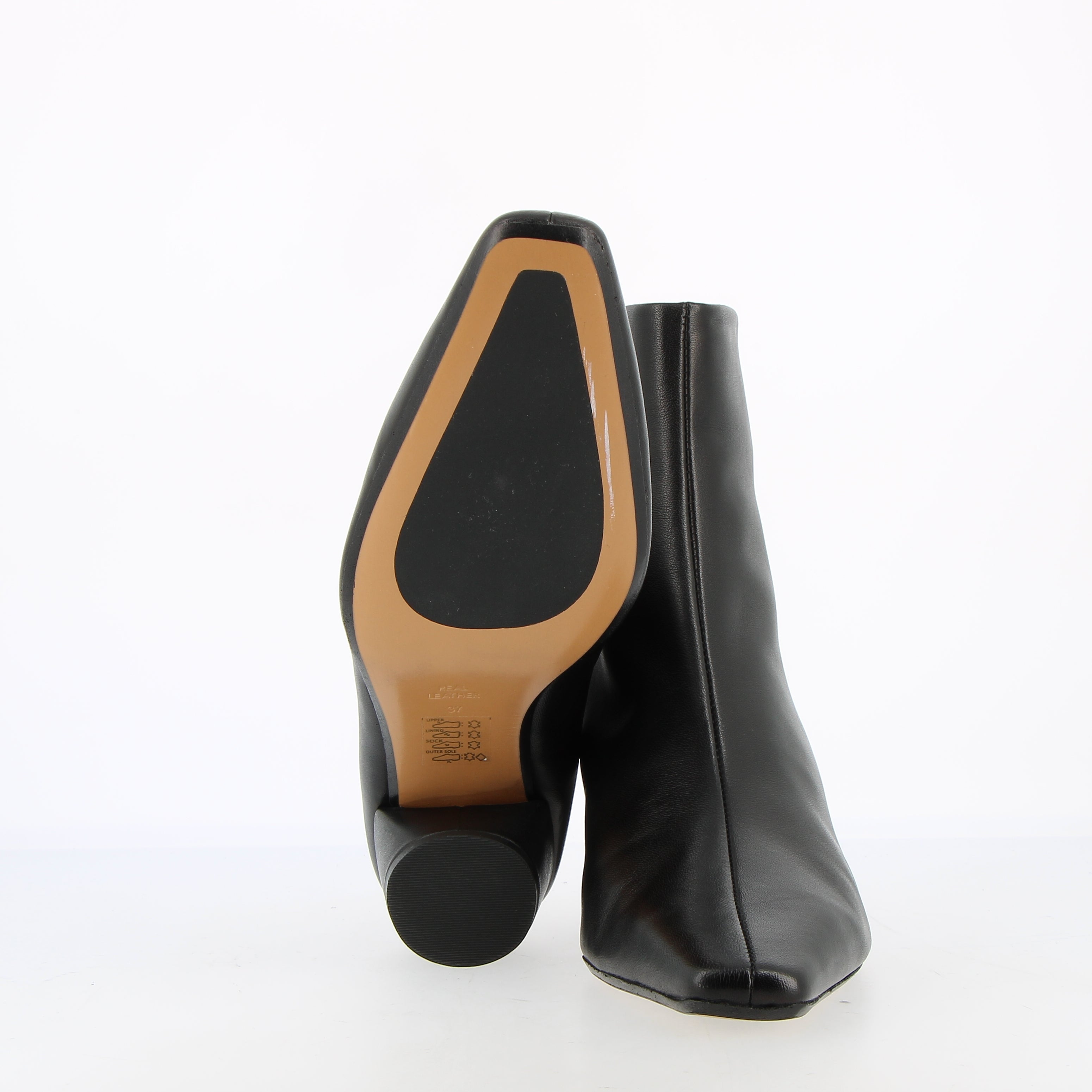 Zipped ankle boot in black leather