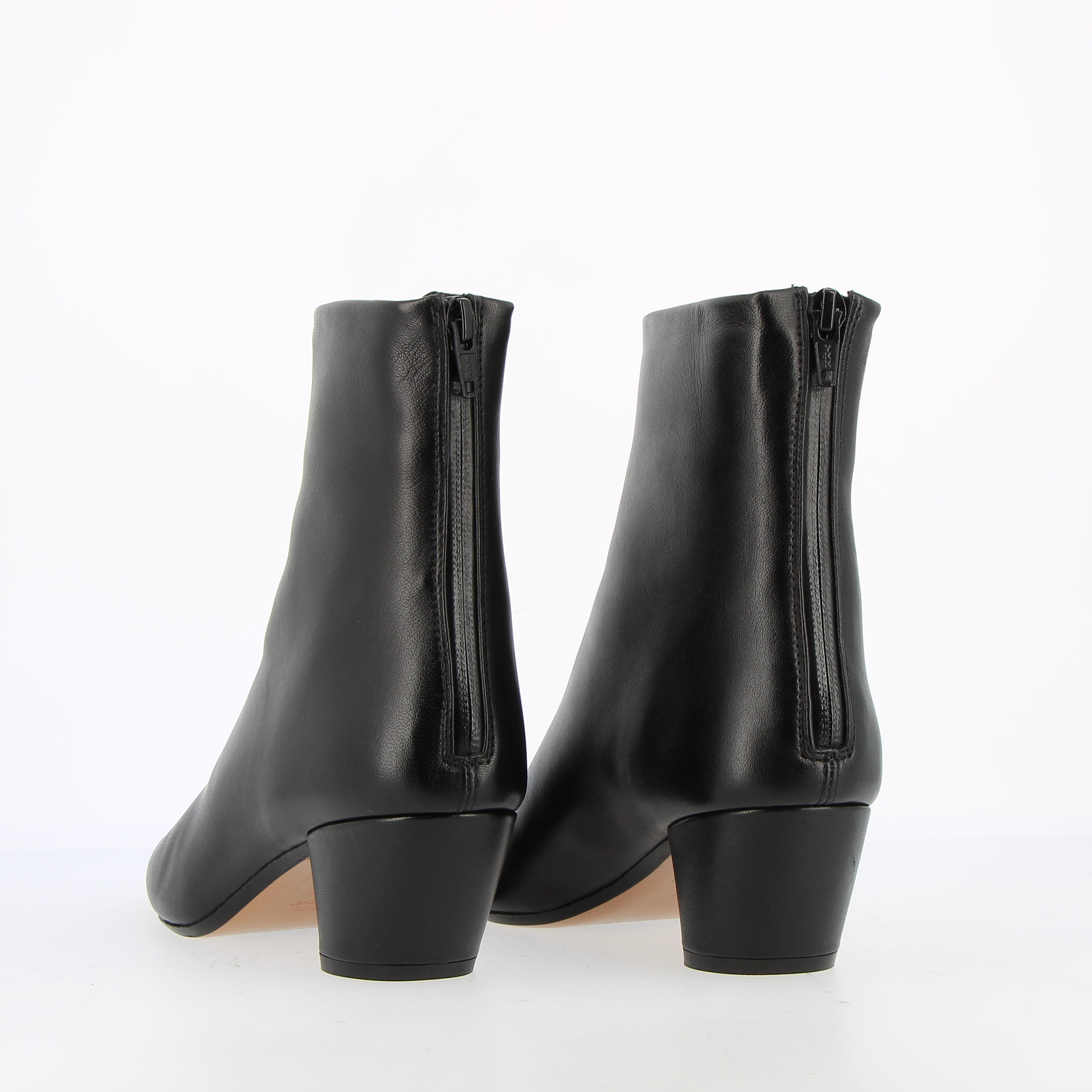 Zipped ankle boot in black leather