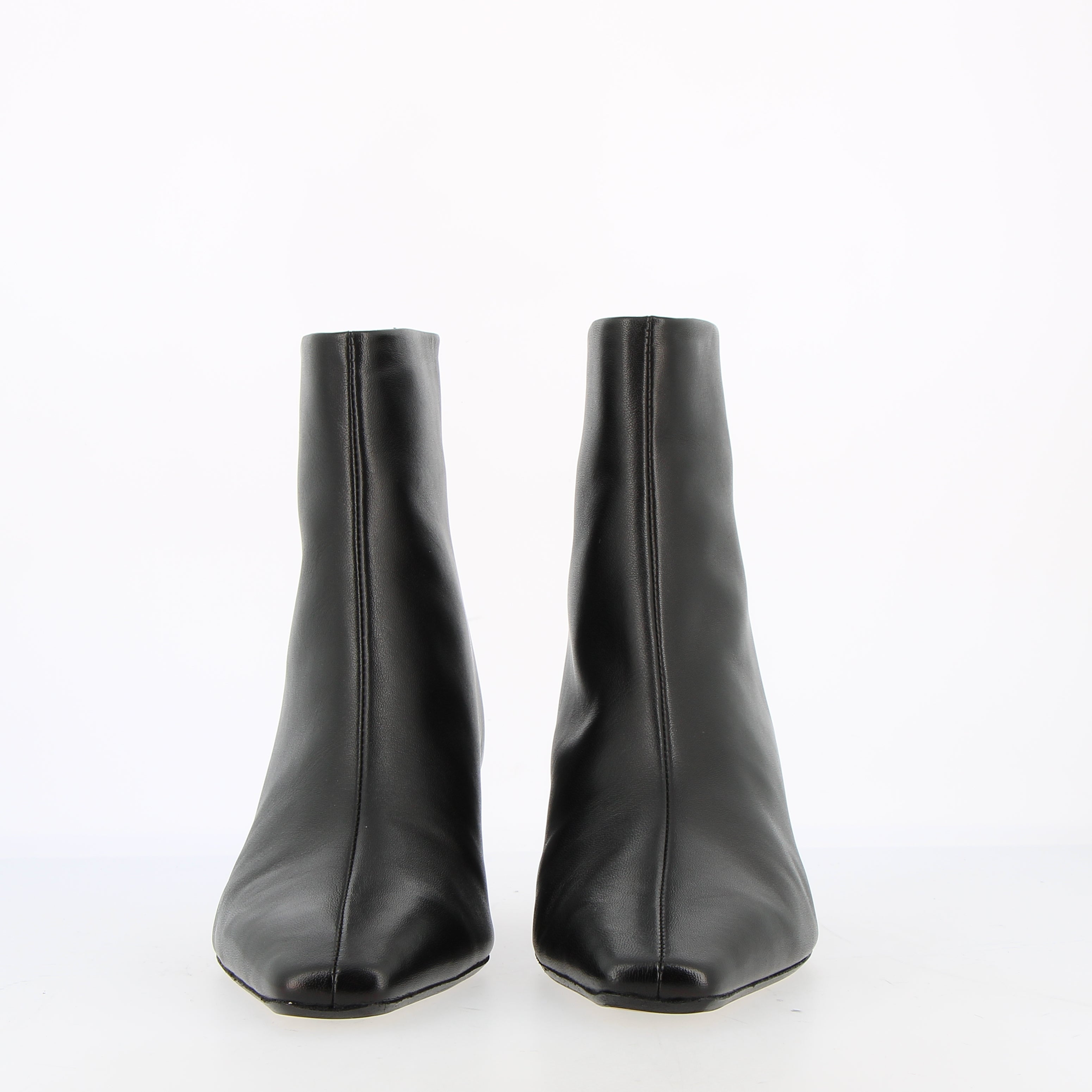 Zipped ankle boot in black leather