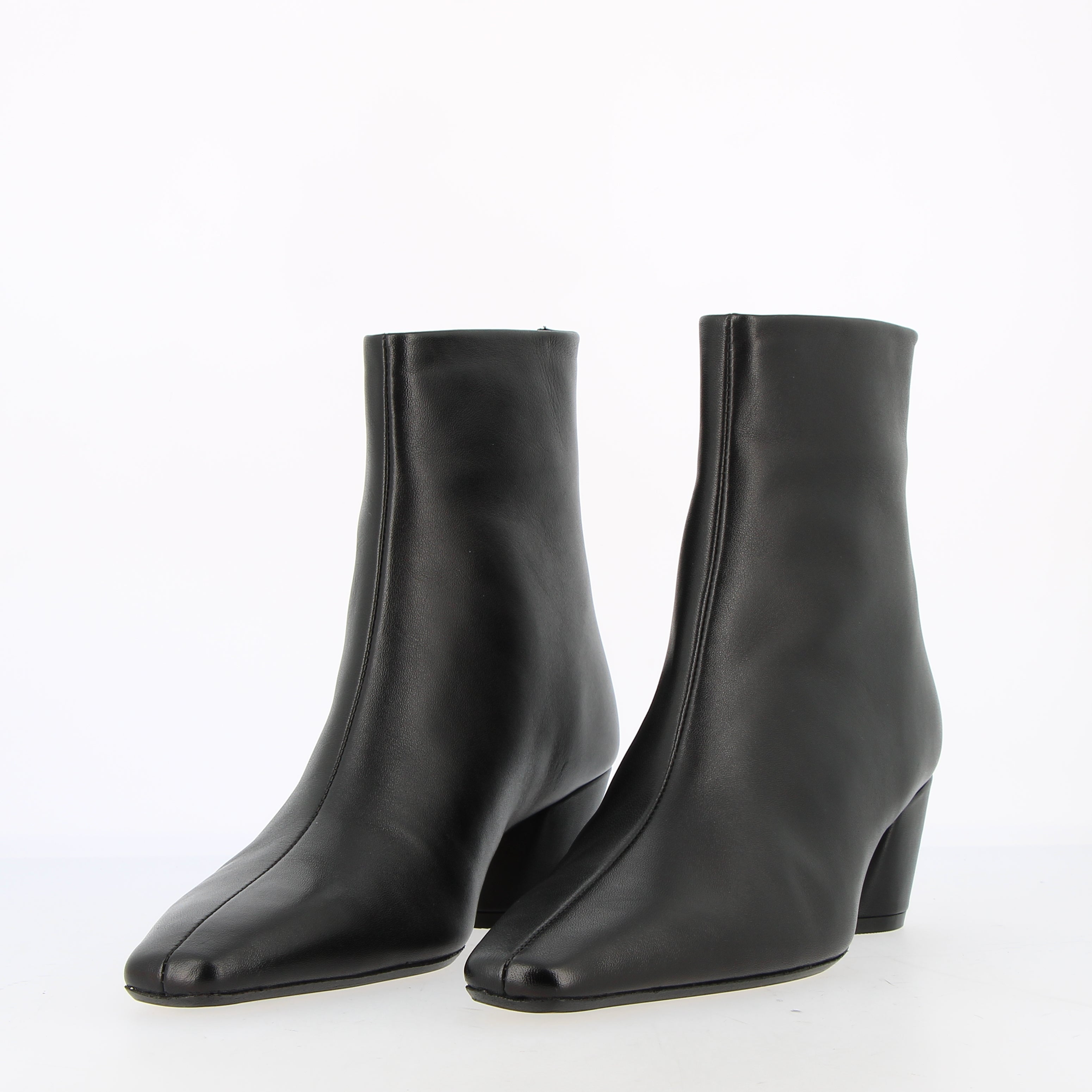 Zipped ankle boot in black leather