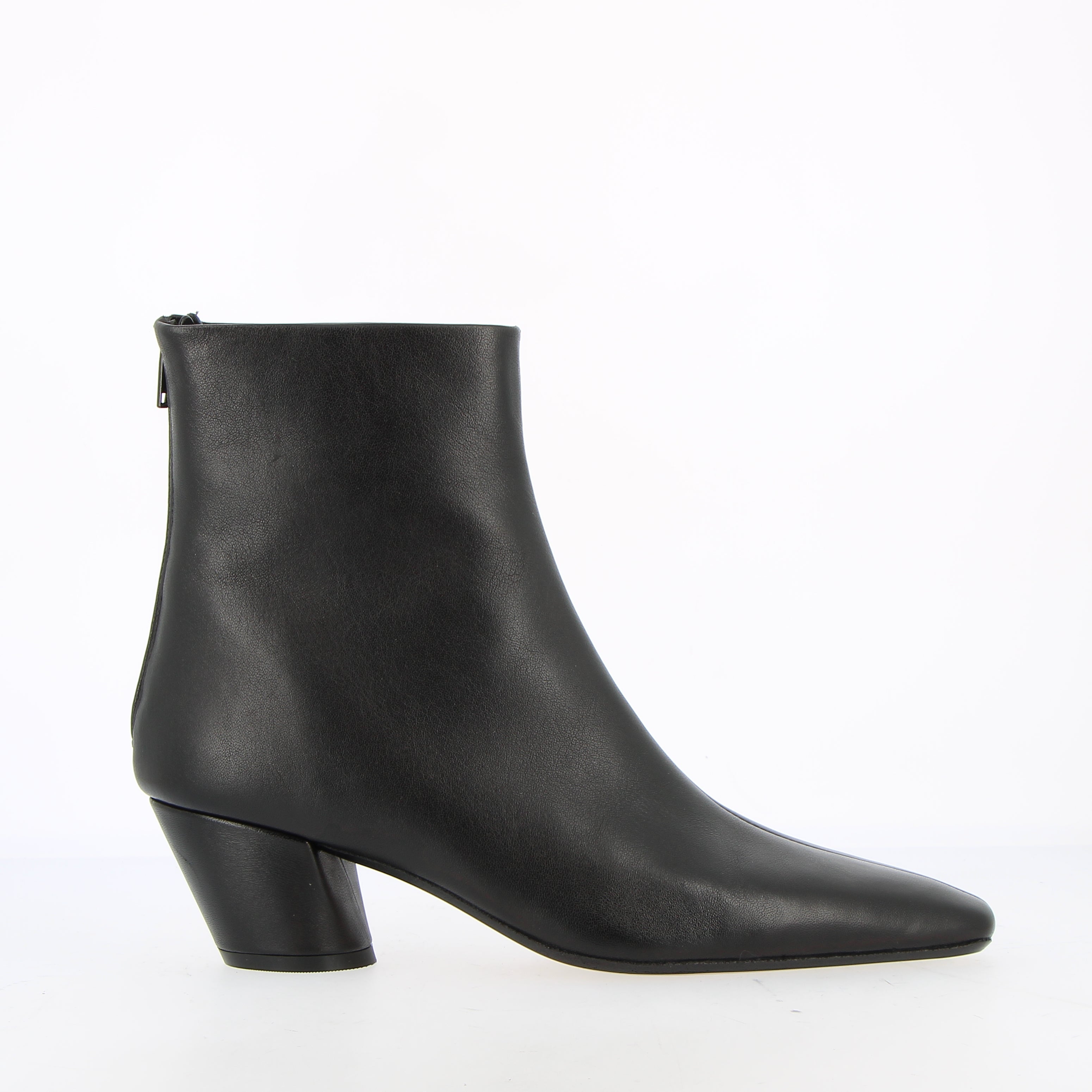 Zipped ankle boot in black leather
