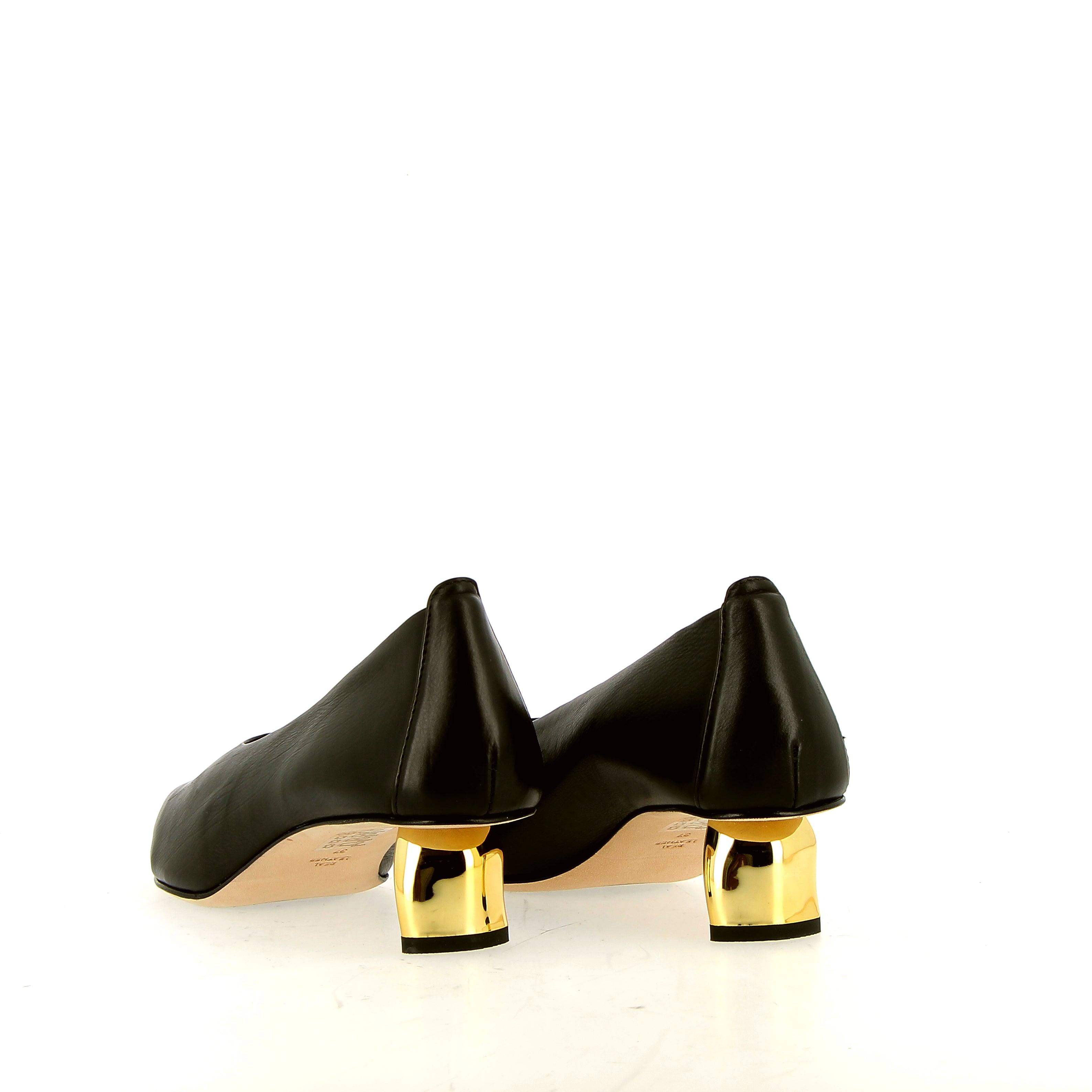 Decolleté in pelle nera tacco basso oro