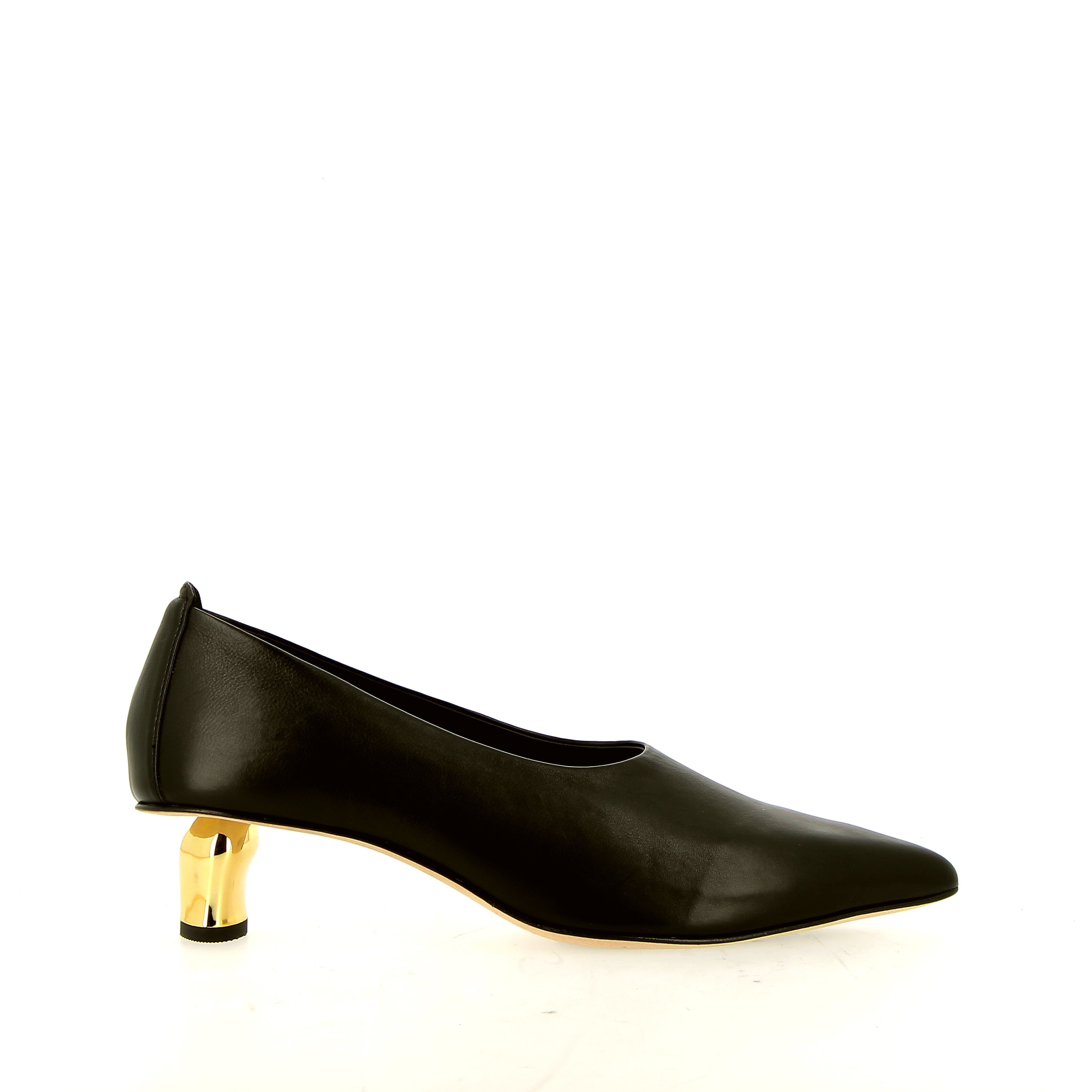 Decolleté in pelle nera tacco basso oro