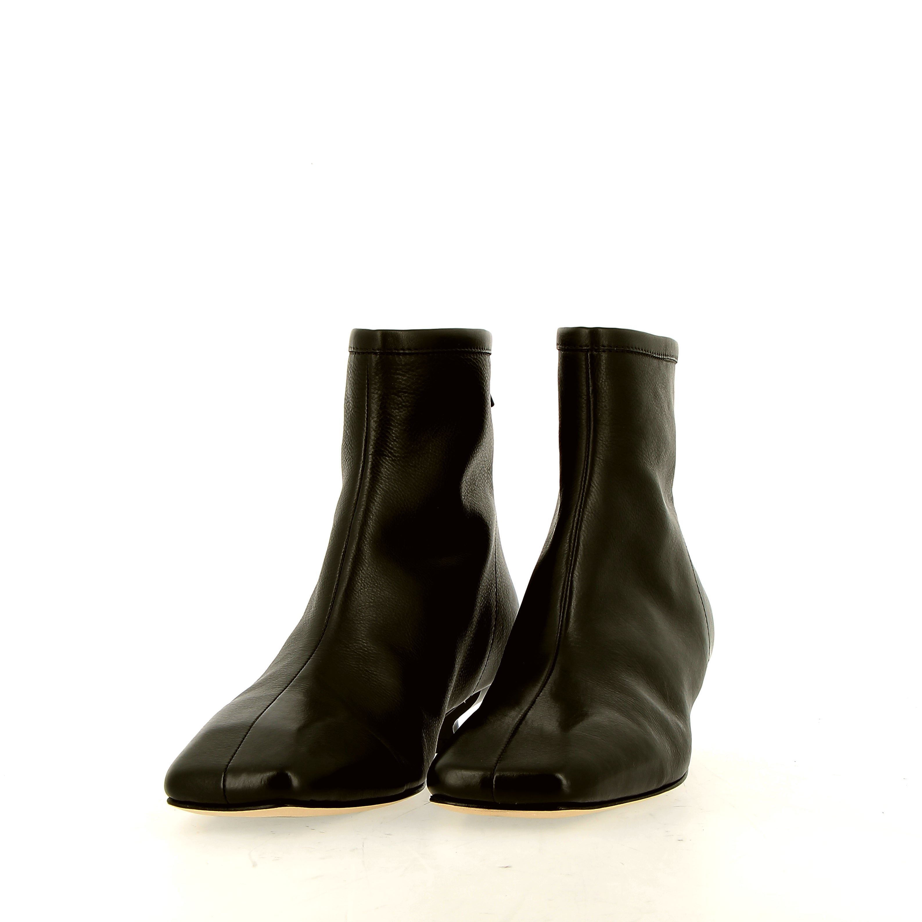 Stivaletto in pelle nera tacco basso