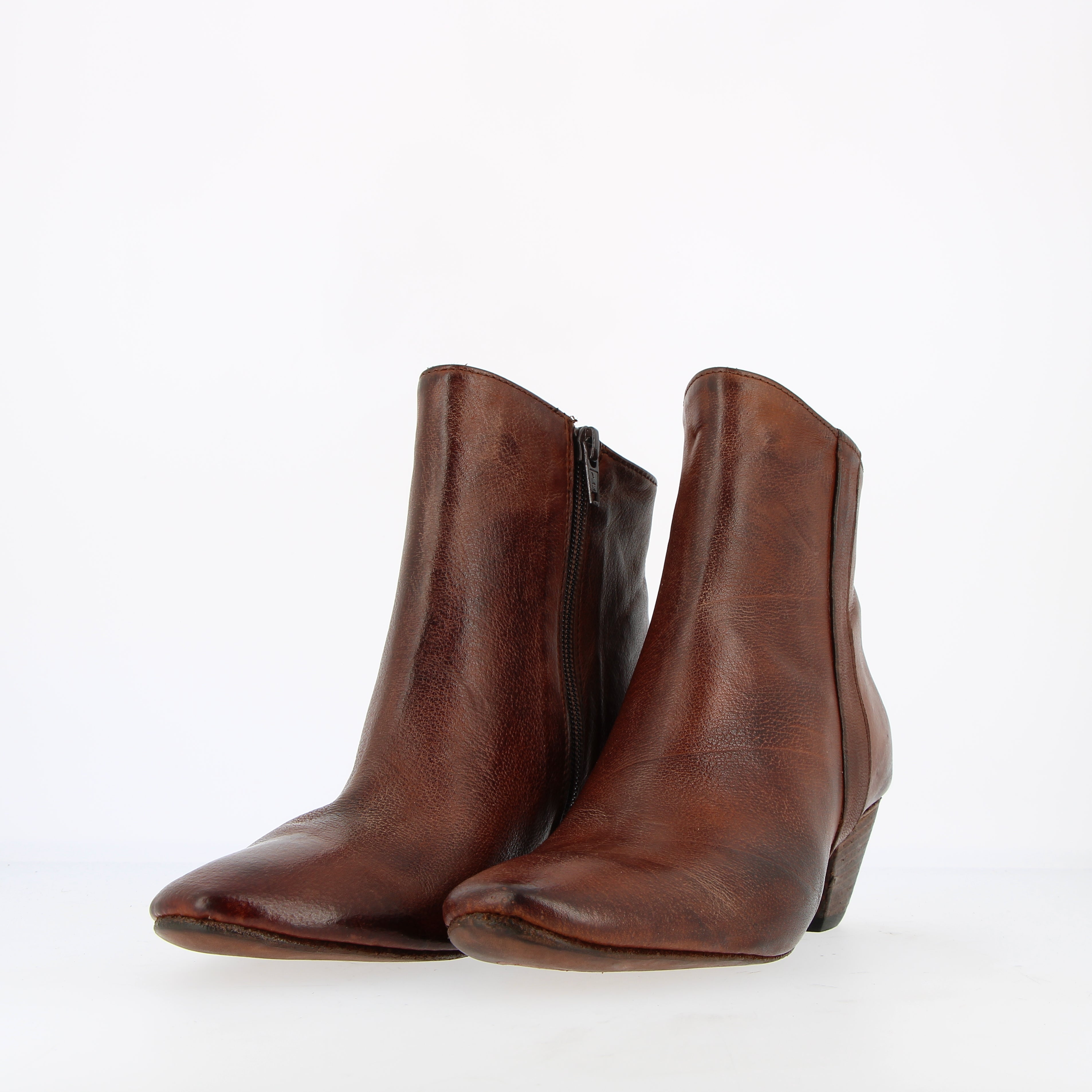 Cognac leather ankle boot with zip