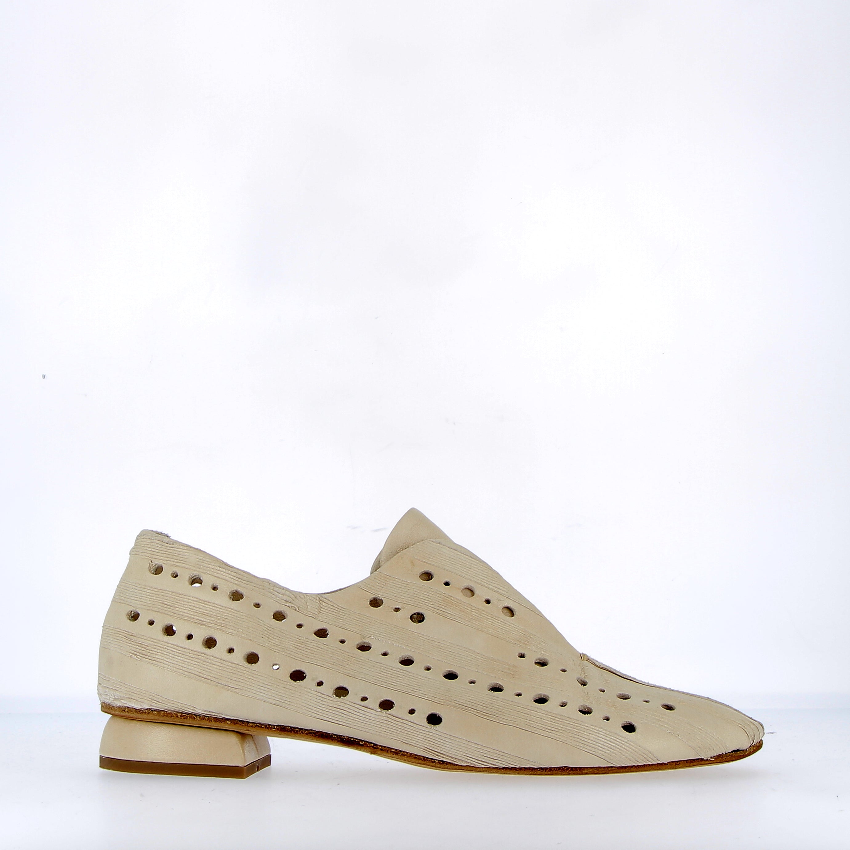 Offwhite perforated low shoe