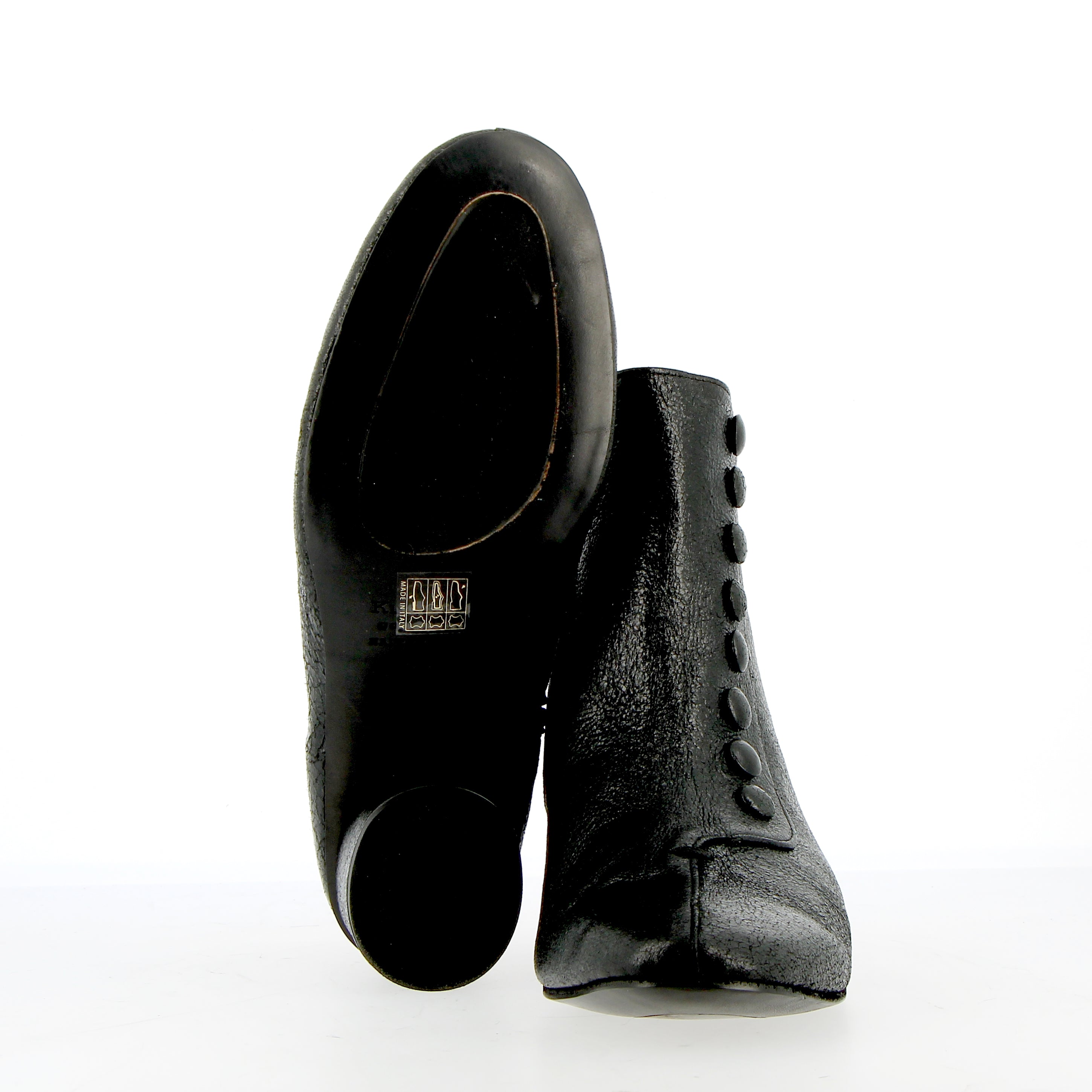 Retro ankle boot with buttons in soft black patent leather