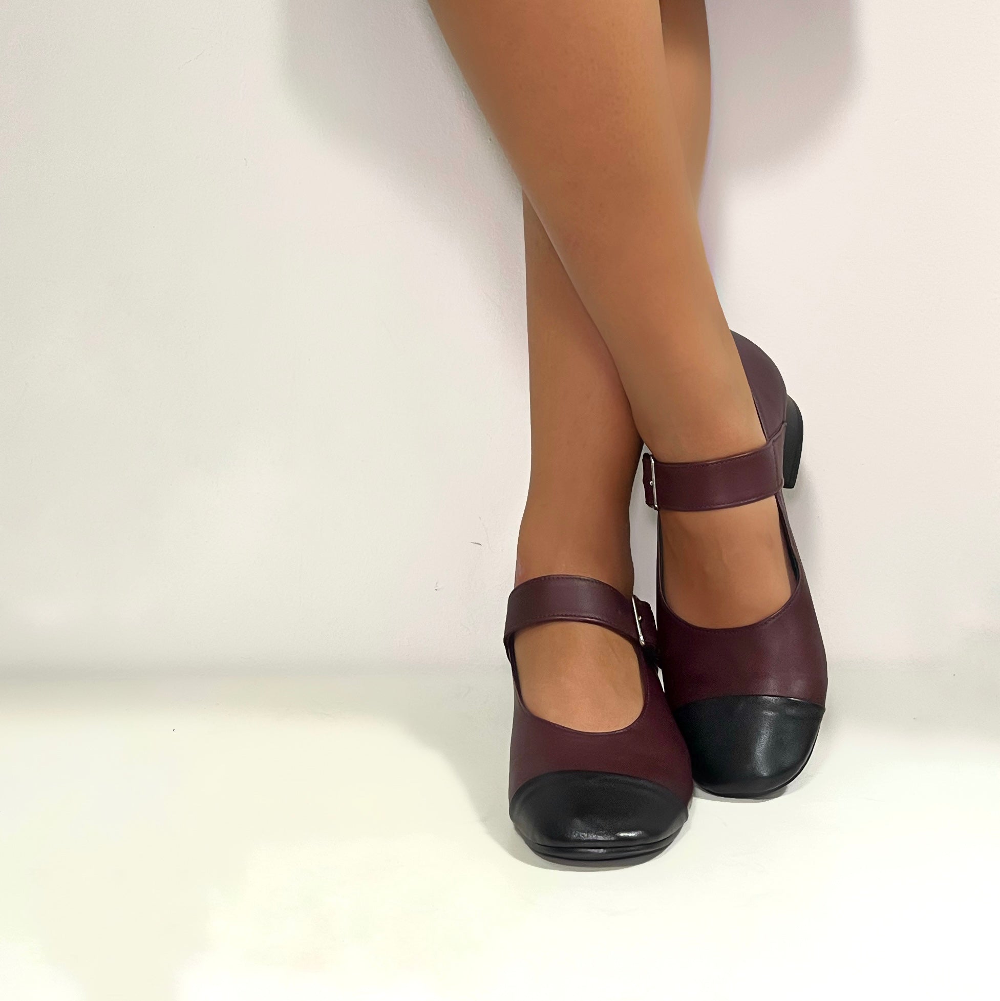 Soft burgundy leather ballerina with strap