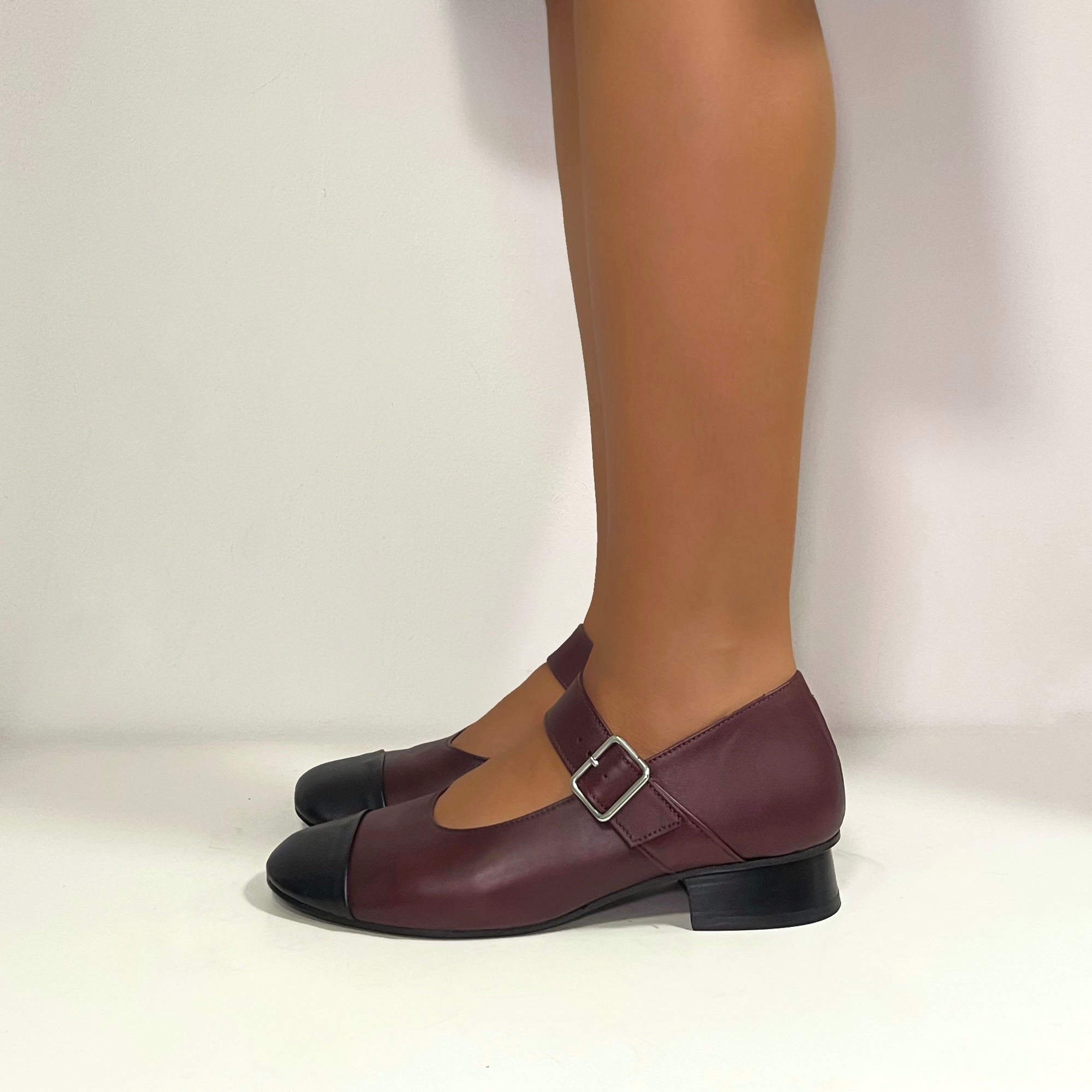 Soft burgundy leather ballerina with strap