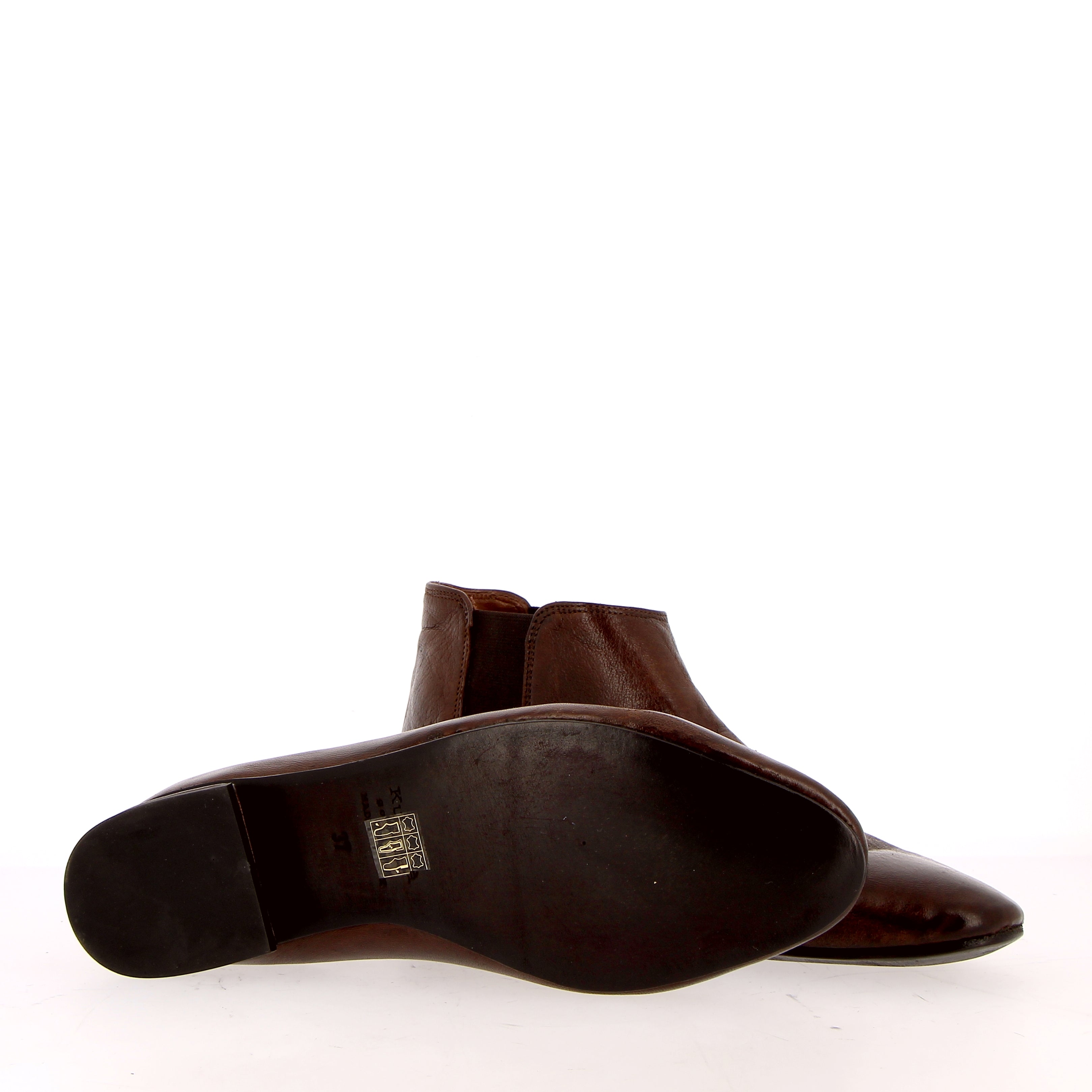Low Chelsea boot in soft dark brown leather