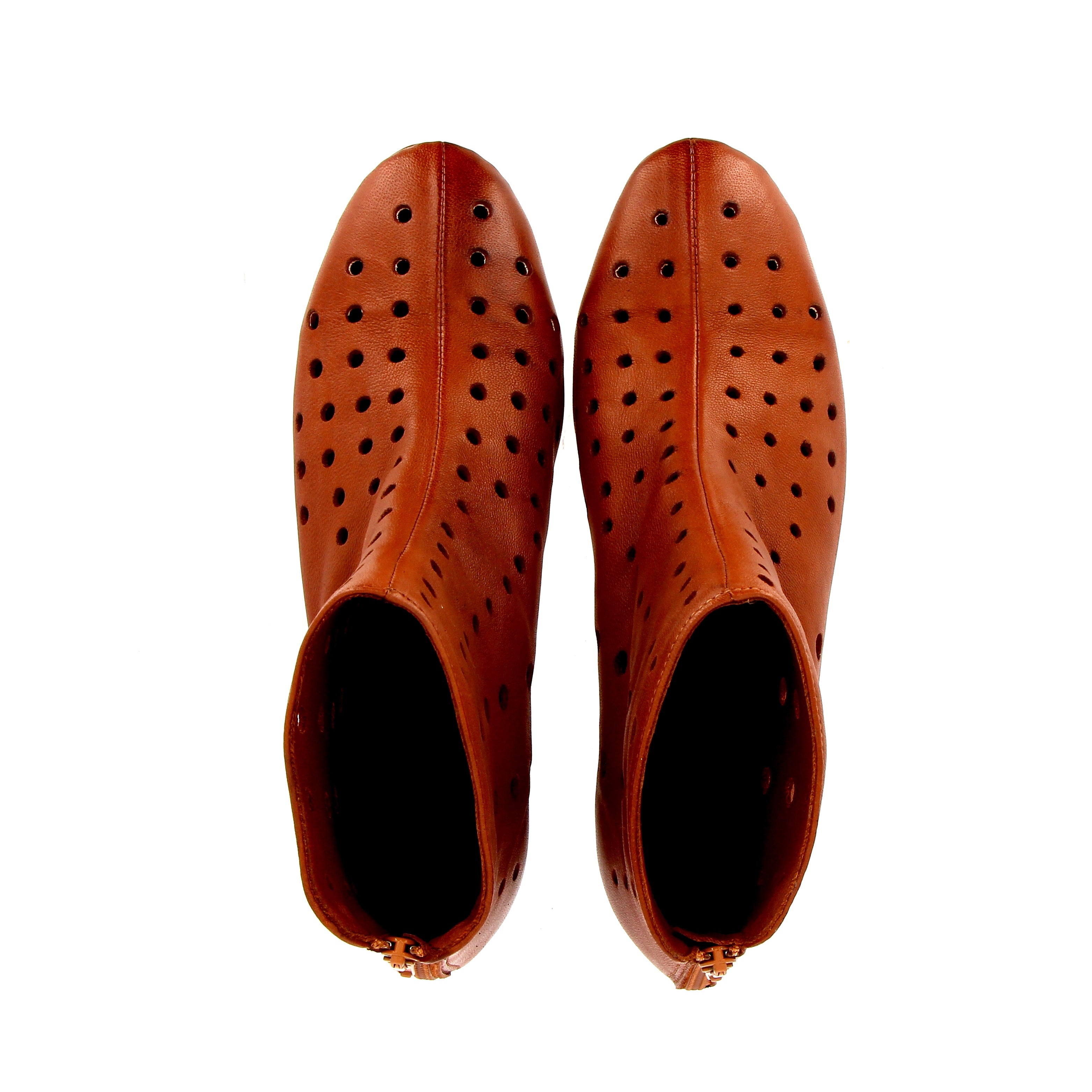 Stivaletto morbido e traforato in pelle color cuoio