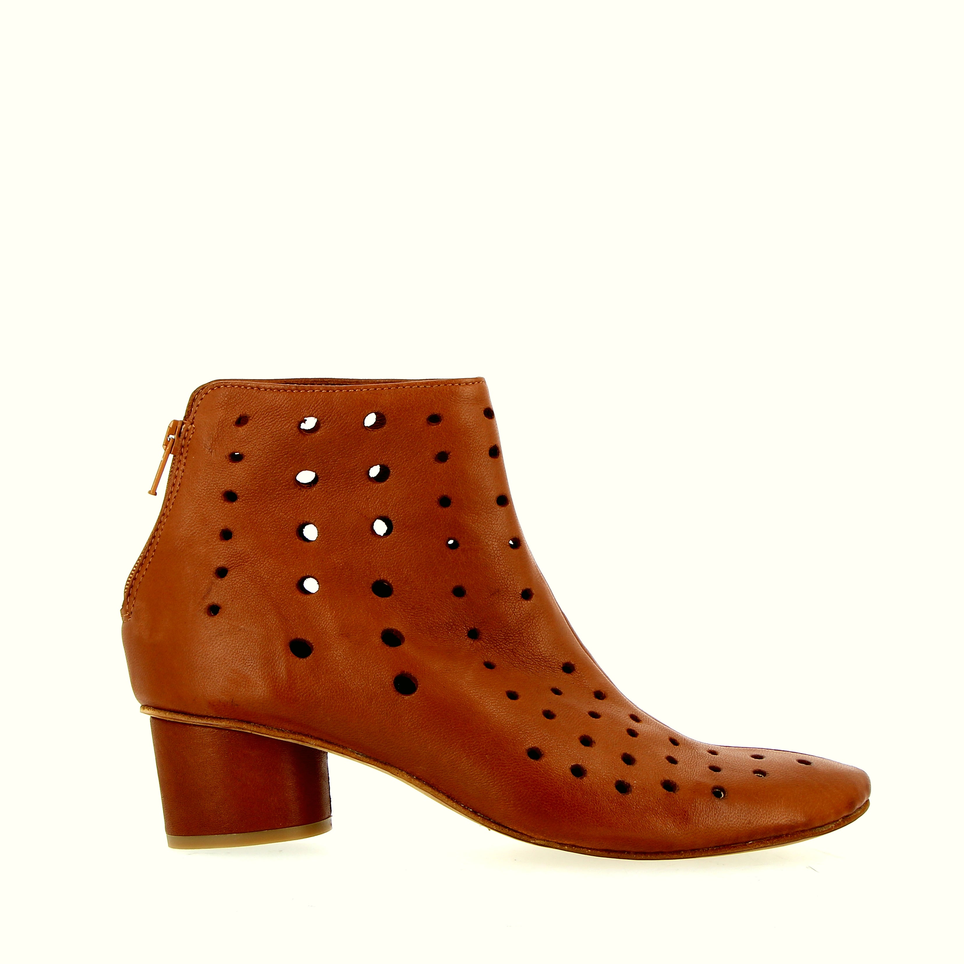 Stivaletto morbido e traforato in pelle color cuoio